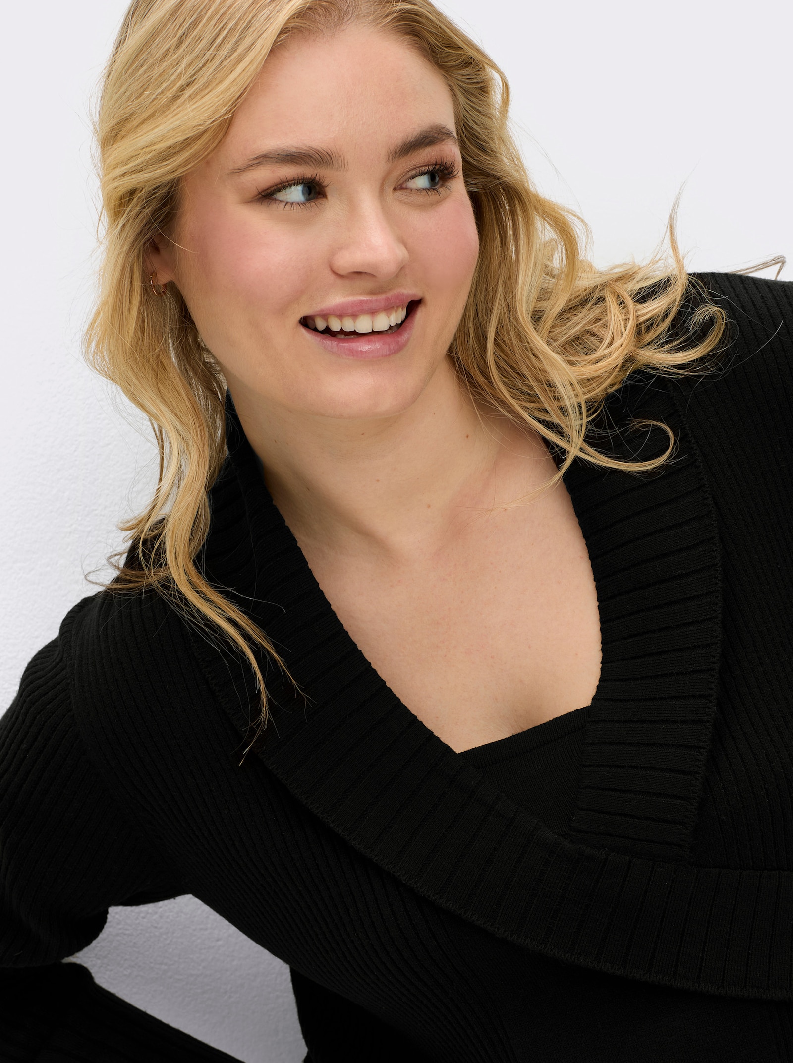 sheego by Joe Browns Pullover in Wickeloptik, mit Zierknöpfen - schwarz