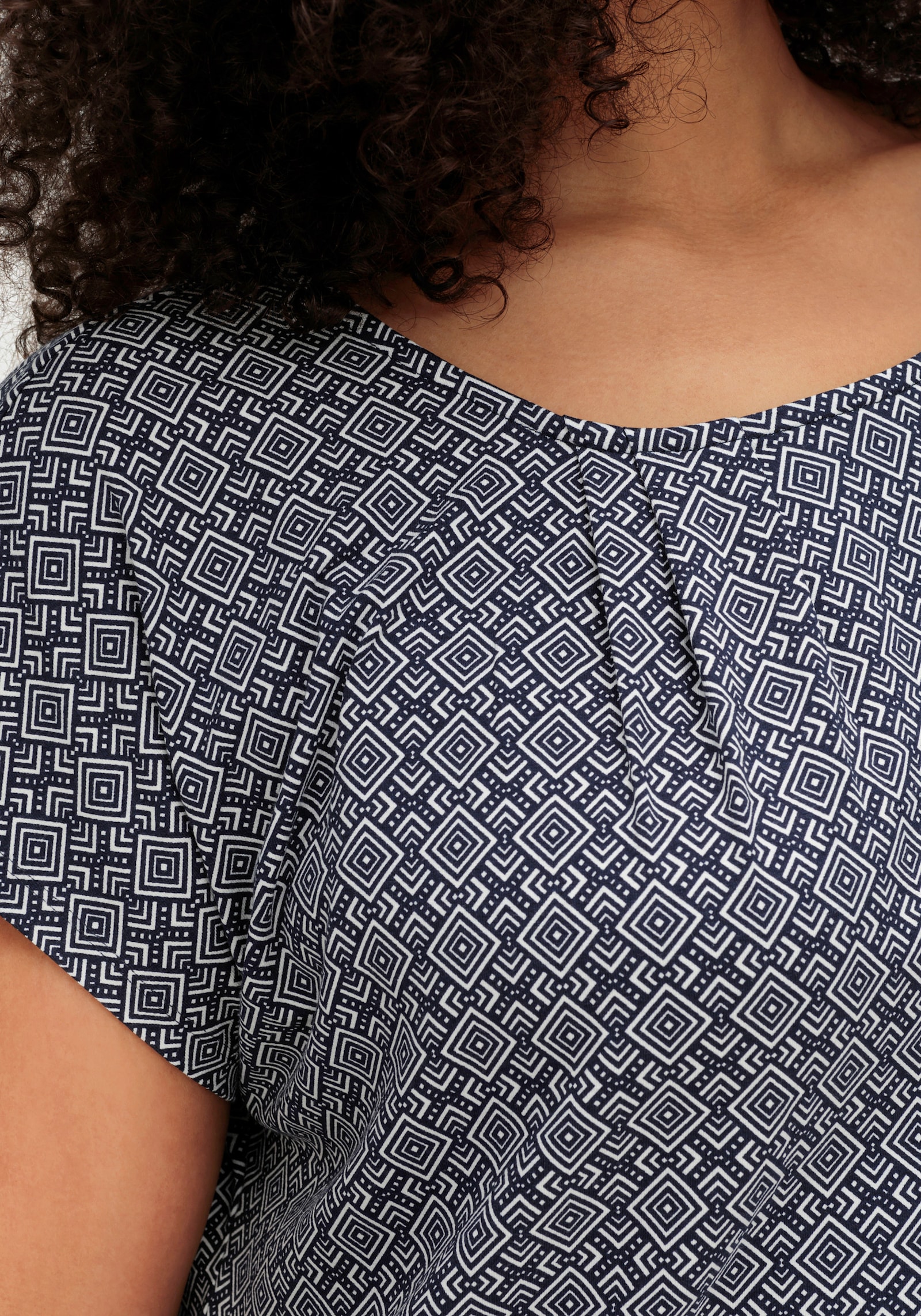 sheego Shirt met korte mouwen en grafische minimalistische print - diepblauw gedessineerd