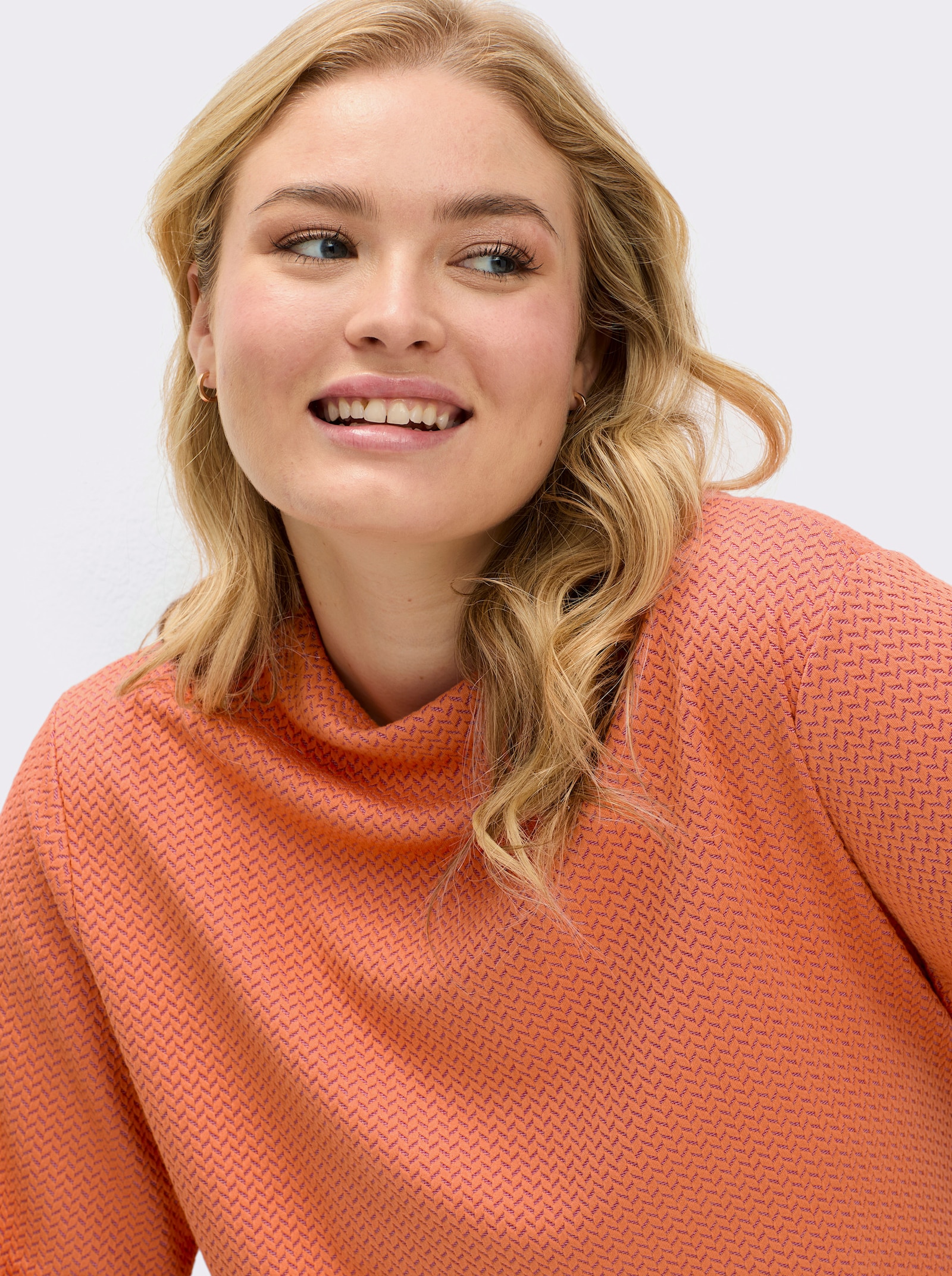 sheego Sweatshirt mit Fischgrät-Jacquardmuster - kirsche-orange-gemustert
