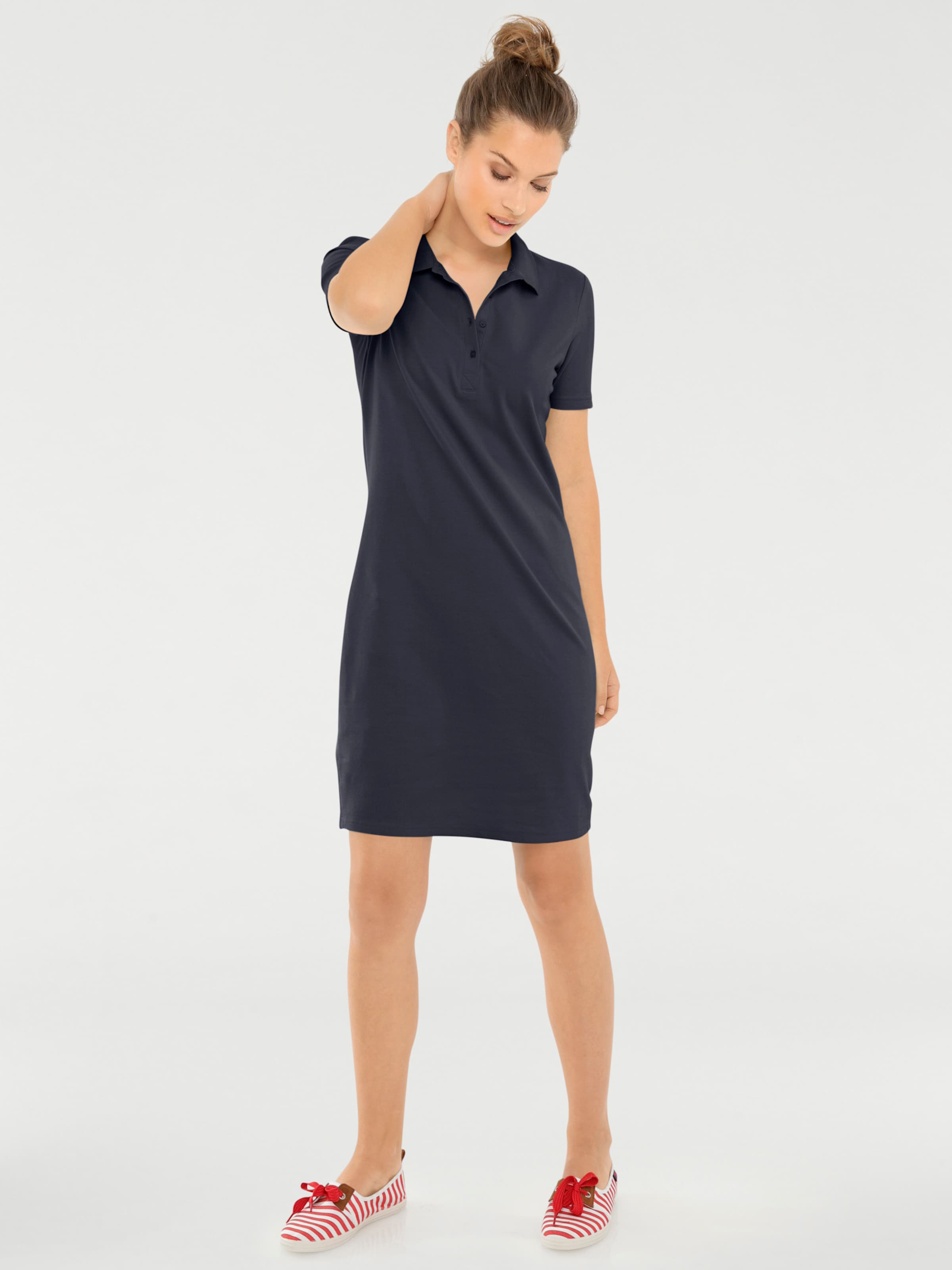 Polokleid in Pikee-Qualität — welche Kleidung breite Hüften kaschiert und die Silhouette ausgleicht