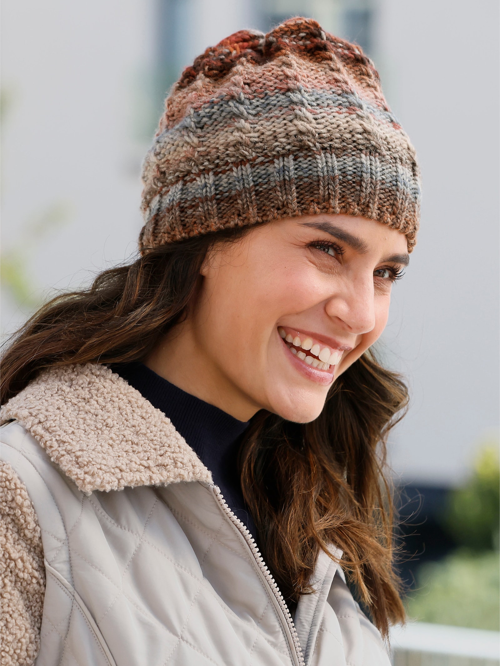 Strickmütze aus Regenbogen-Garn - braun-rot