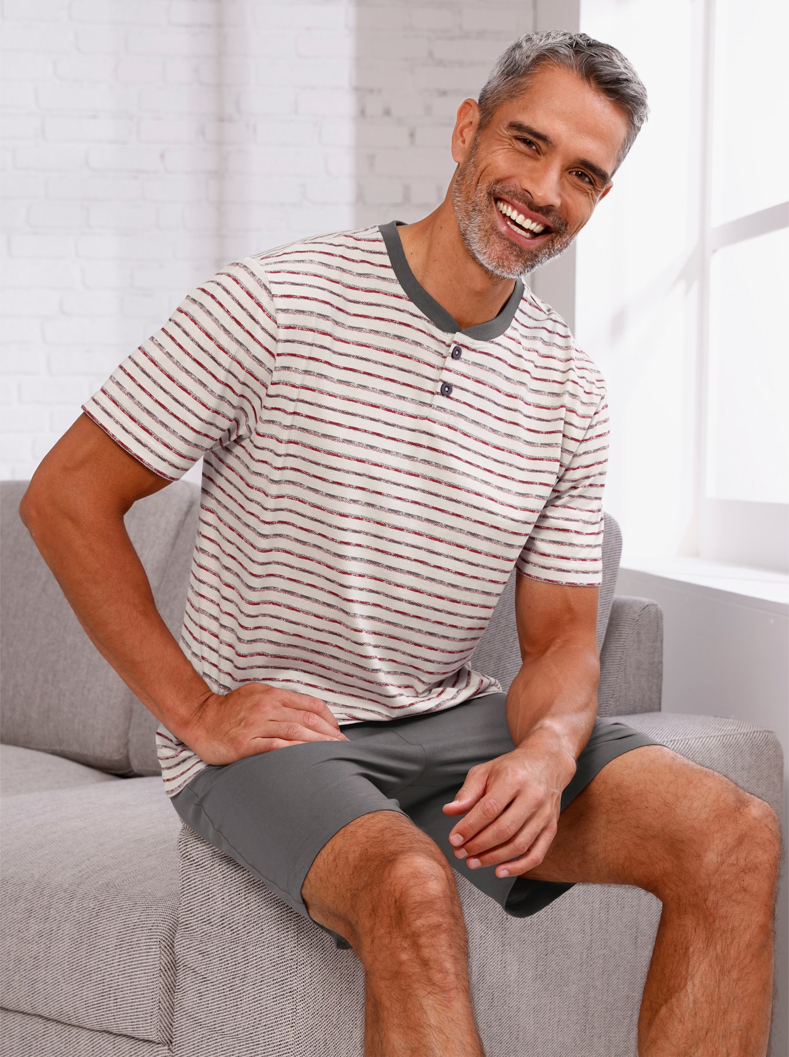 Shorty mit kurzer Knopfleiste - anthrazit-kirsche-geringelt