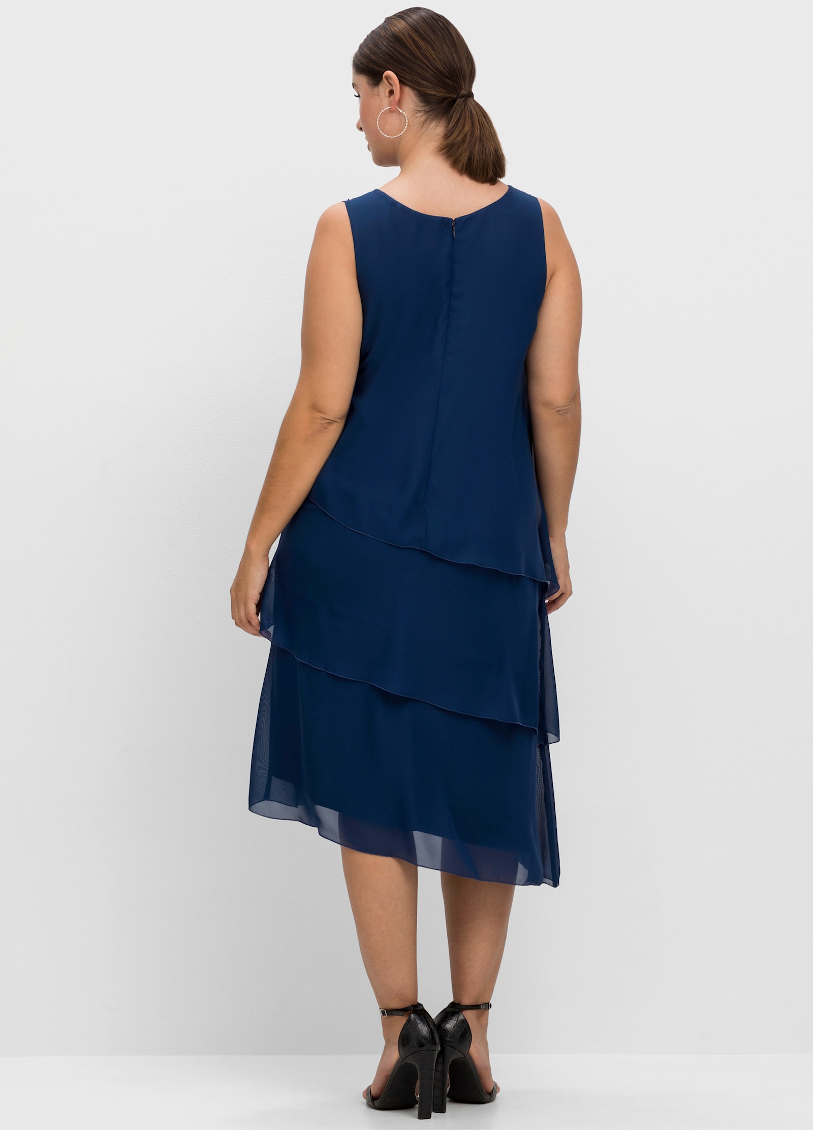 sheego Cocktailkleid mit drapierten Volants - blau