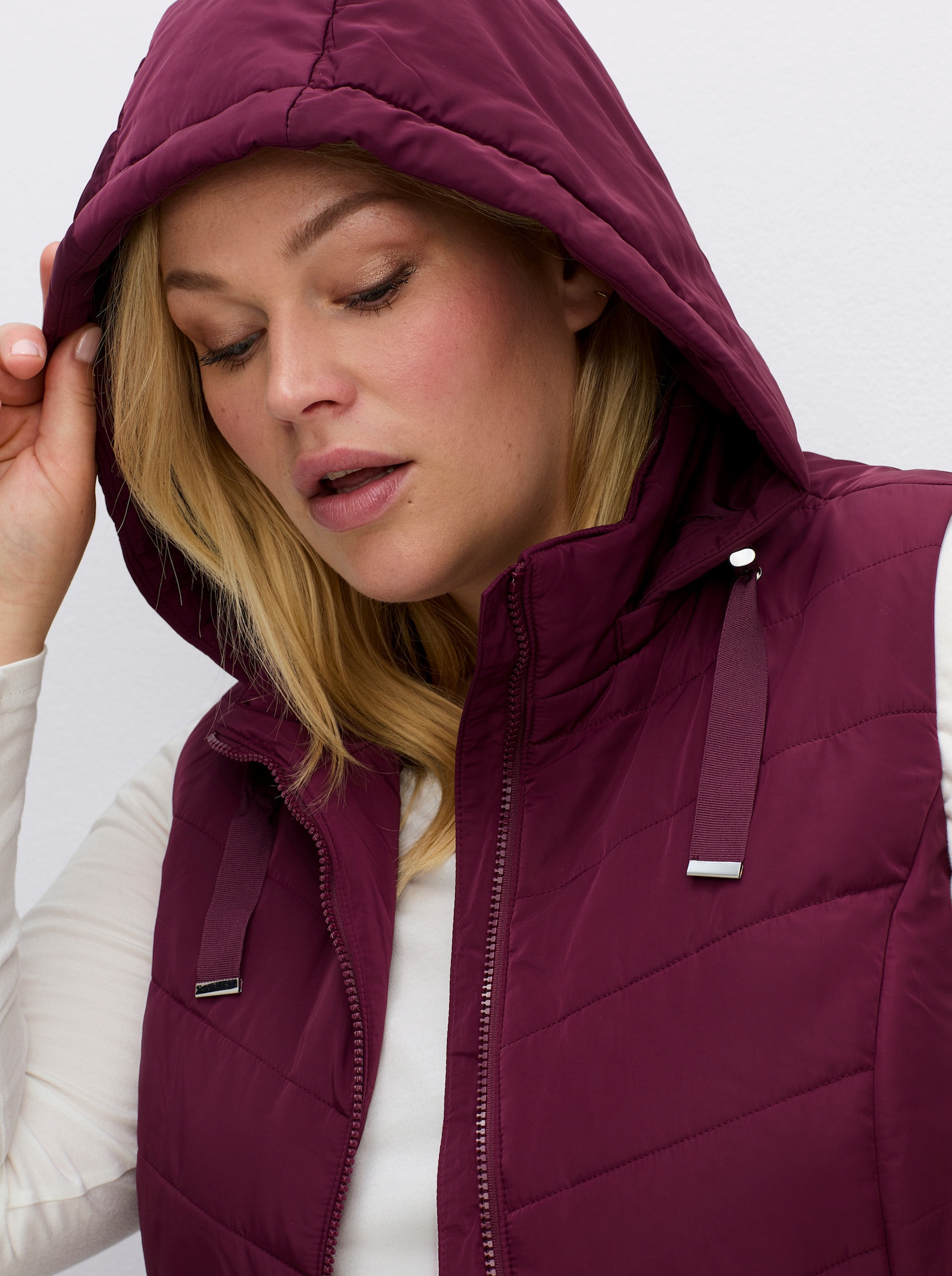 sheego Steppweste mit Kapuze und Stehkragen - burgund