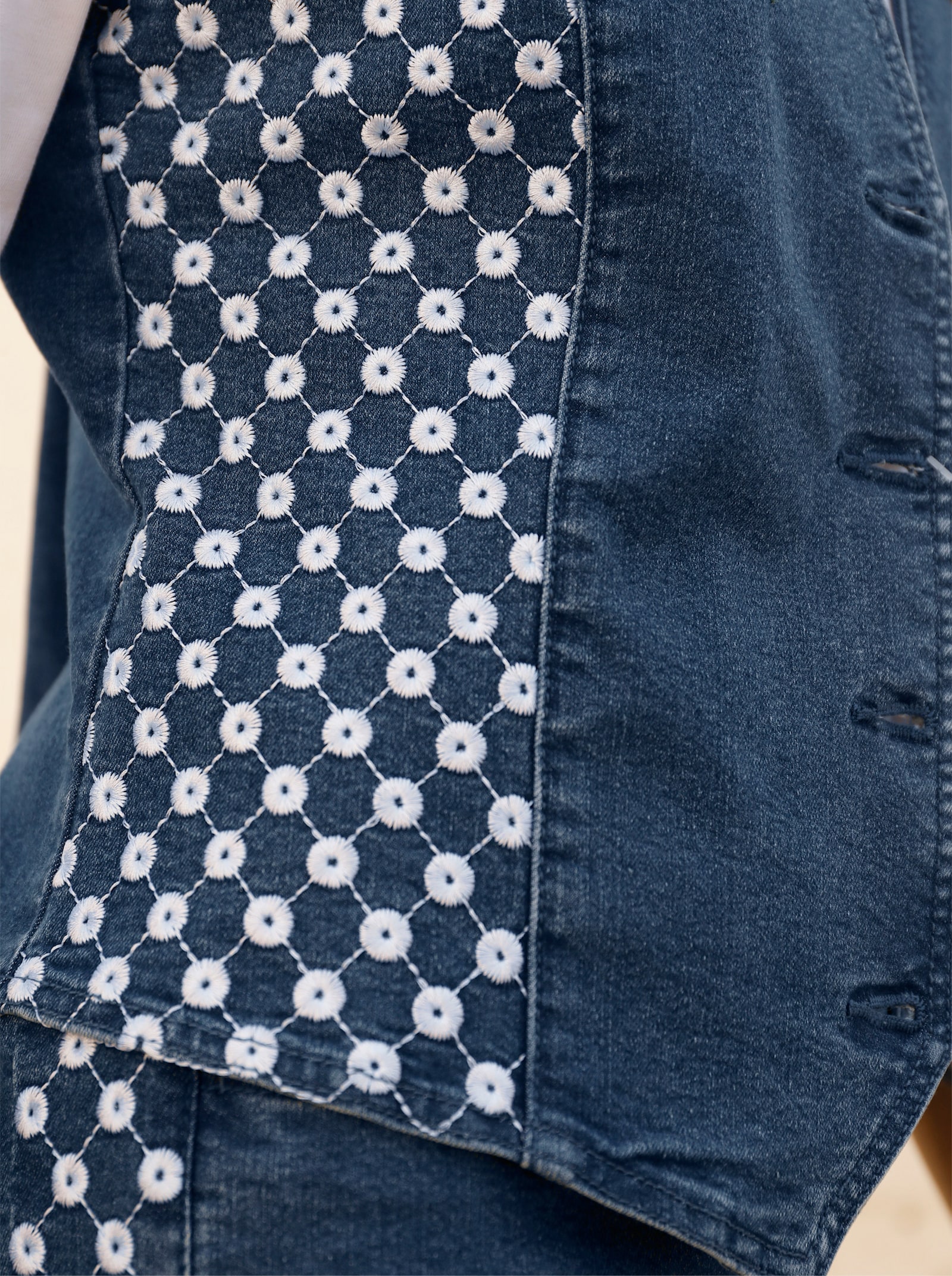 Jeansweste mit Lochstickerei - blue-stone-washed