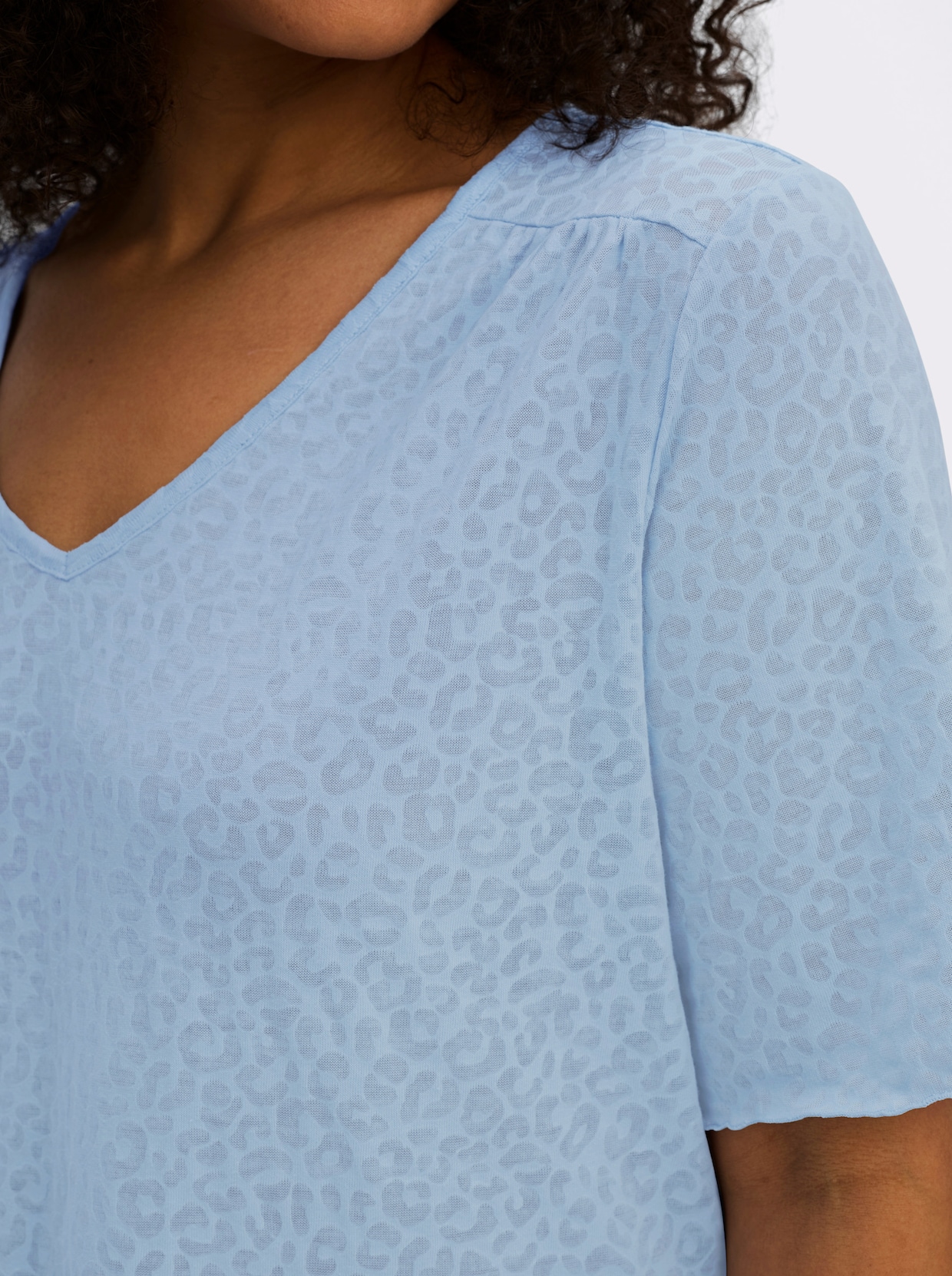 sheego V-Shirt in Ausbrenner-Optik - eisblau