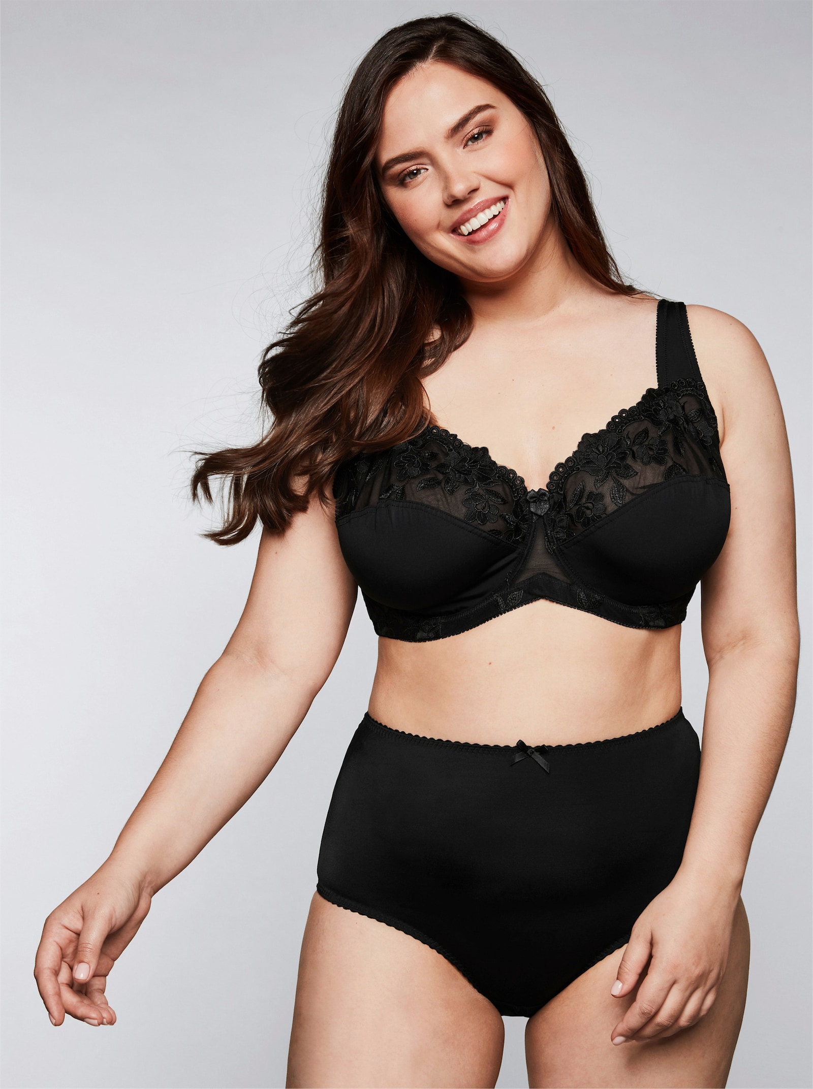 sheego Beugelbeha met licht transparant kant - zwart