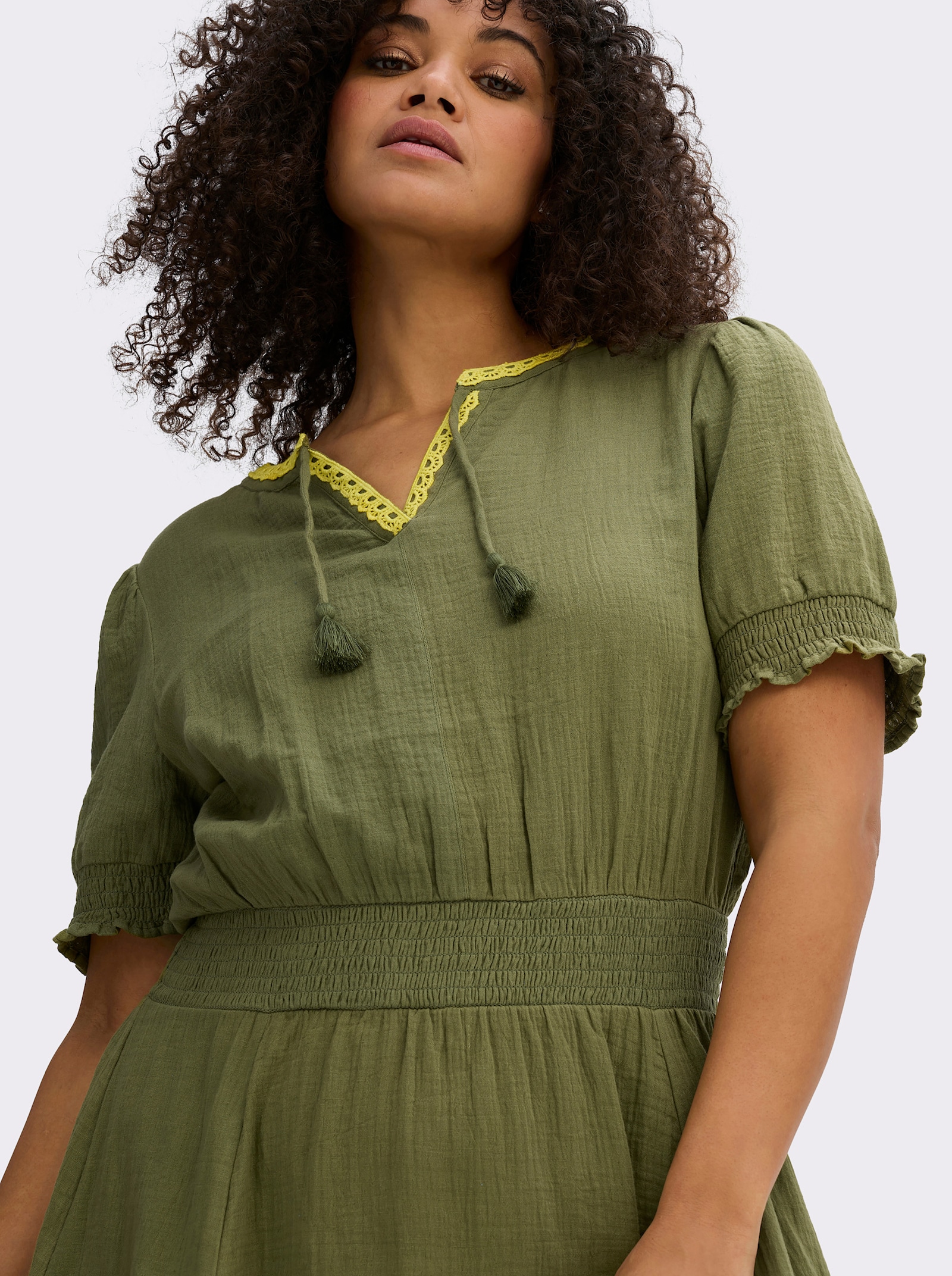 sheego Tunikakleid mit V-Ausschnitt und Bindebändern - oliv-limone