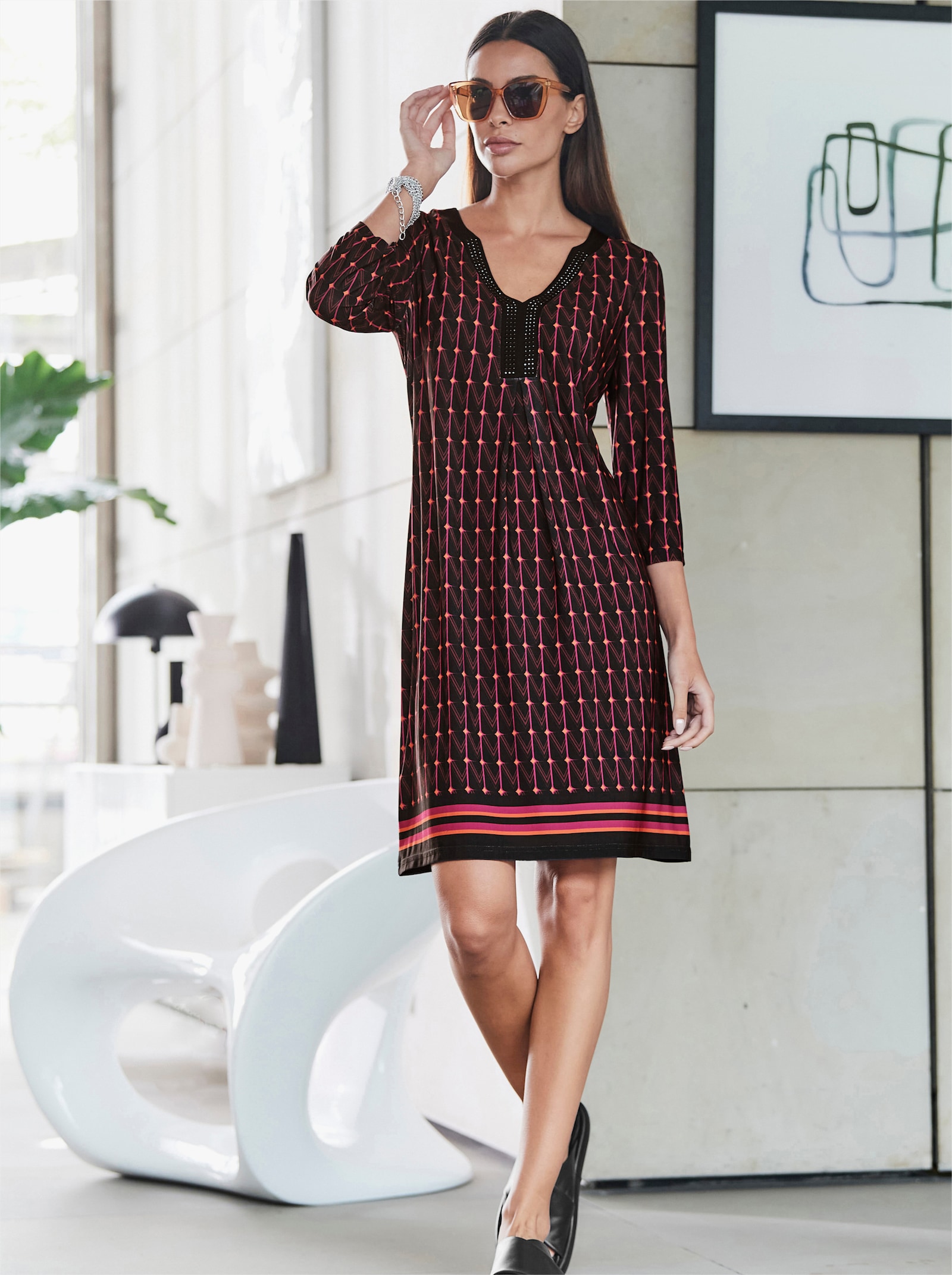 heine Jerseykleid mit Kontraststreifen - schwarz-magenta-bedruckt