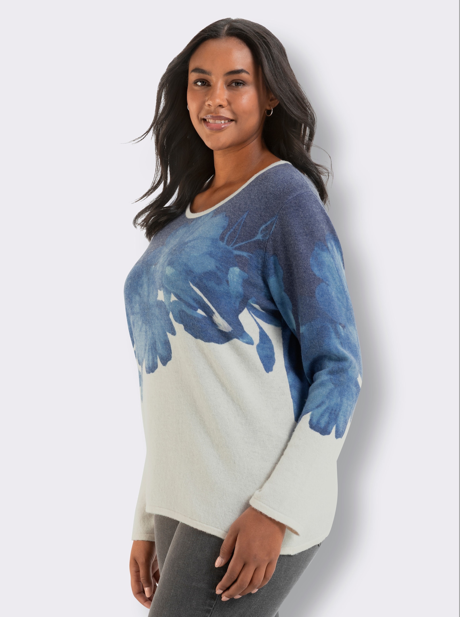 Feinstrickpullover mit diagonalem Blütendruck - champagner-jeansblau-bedruckt