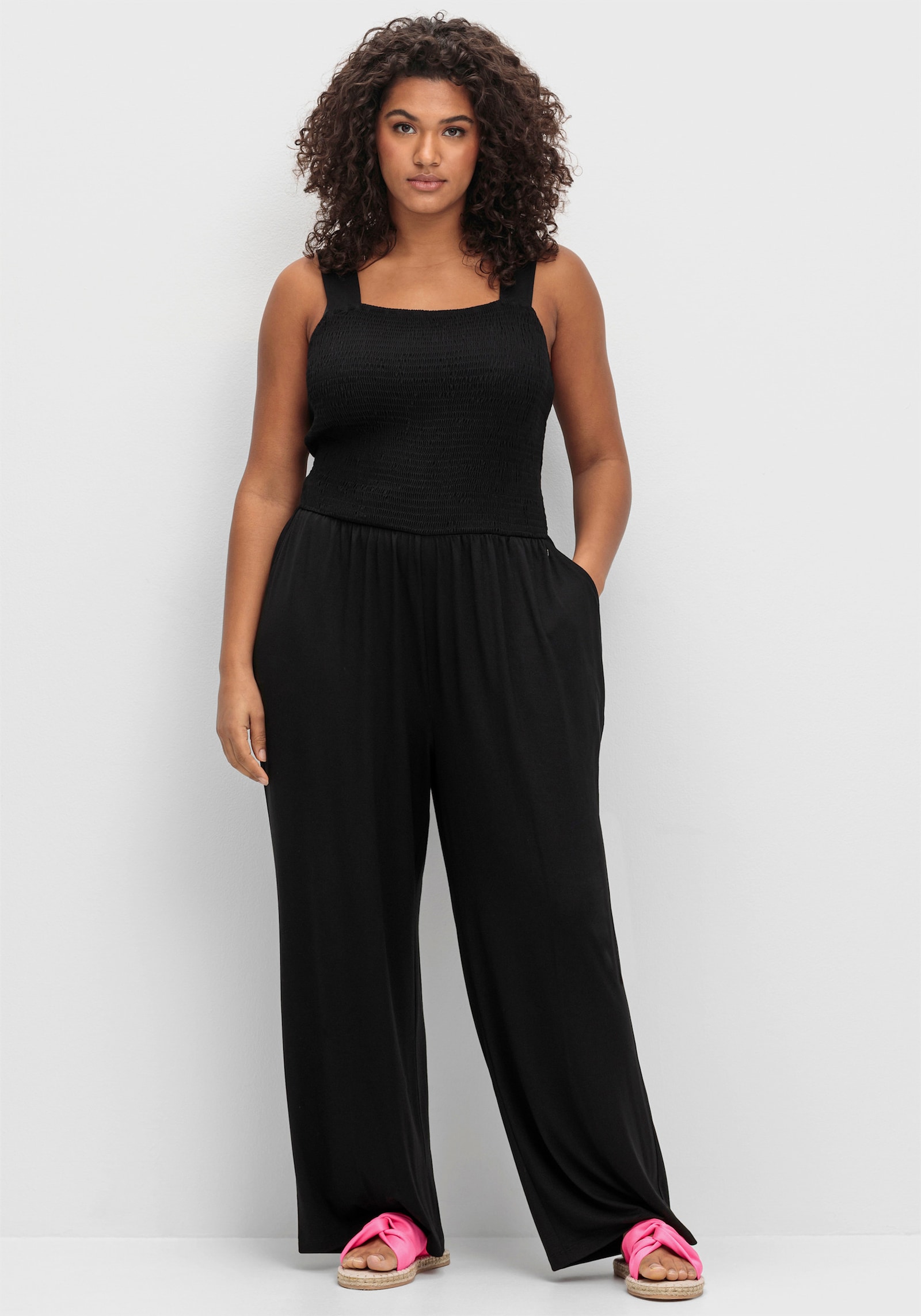 sheego Jumpsuit mit Smok-Oberteil und weitem Bein - schwarz