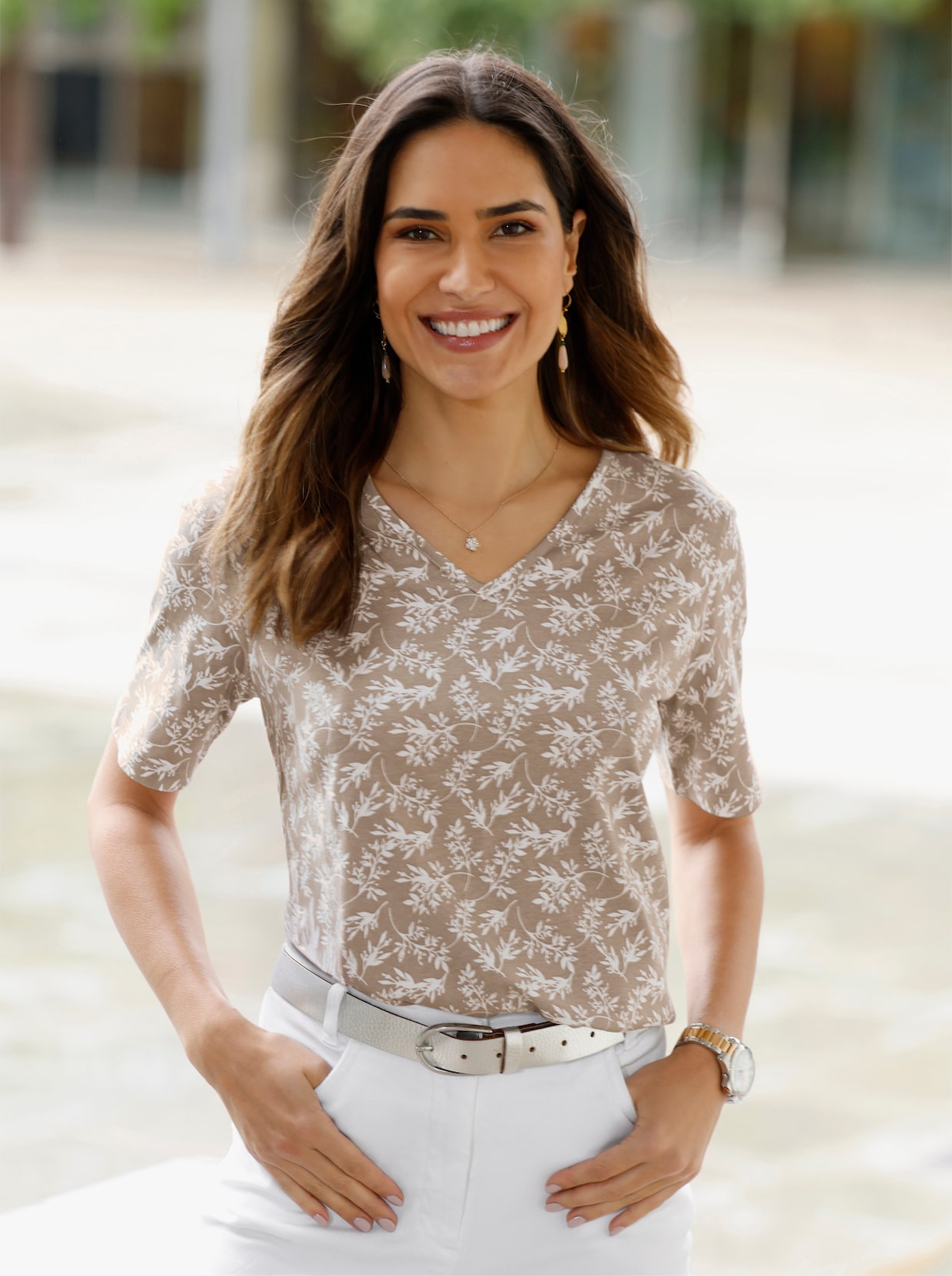 V-Shirt mit Blättermuster - sesam-ecru-bedruckt