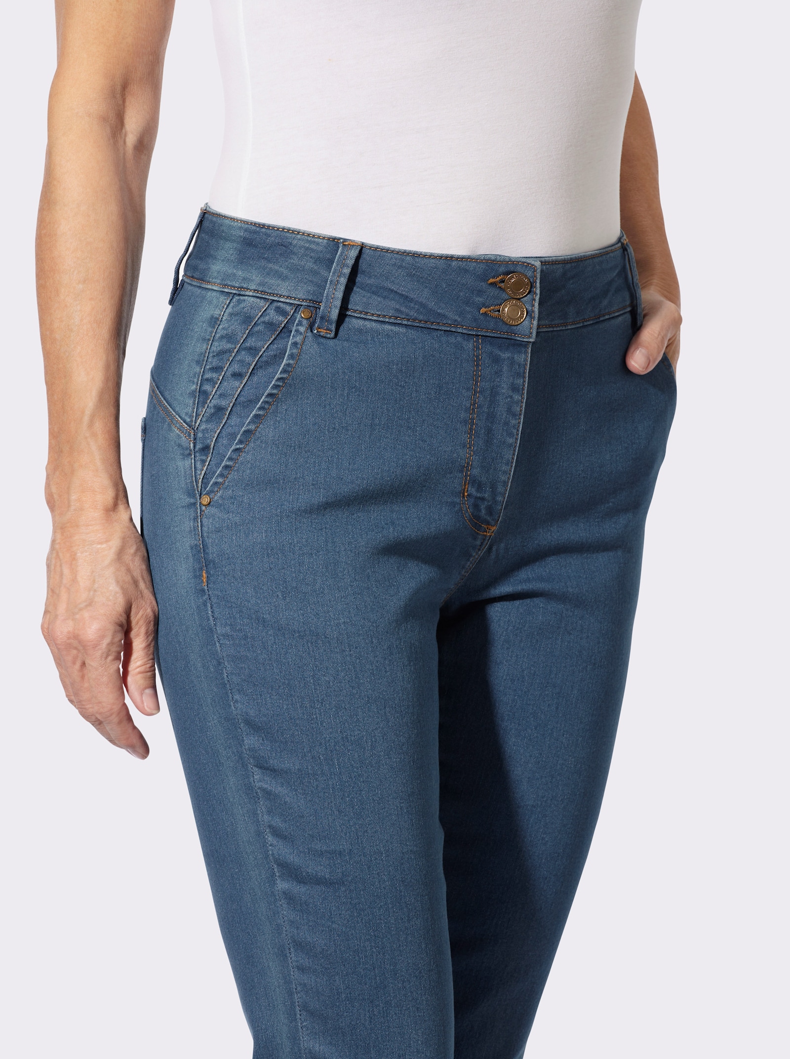 Jeans mit kontrastfarbigen Ziernähten - blue-bleached