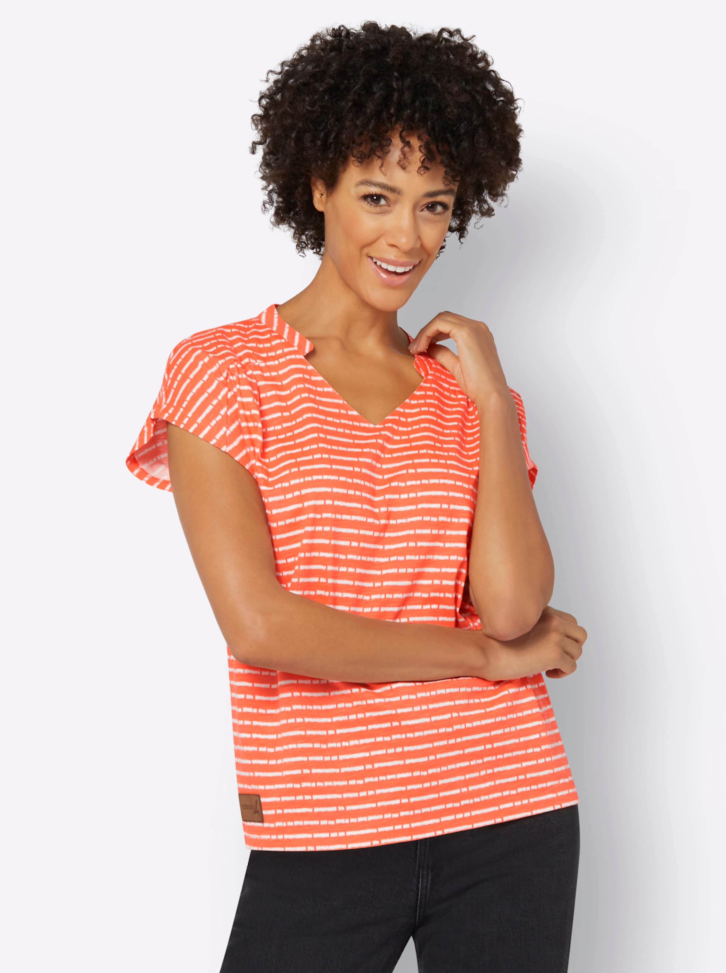 Orange  günstig Kaufen-Shirt in orange-ecru-geringelt von heine. Shirt in orange-ecru-geringelt von heine <![CDATA[Sportives Shirt im Ringel-Dessin für einen tollen Casual-Look. Der Stehkragen geht vorne in einen V-Ausschnitt über. Lässig überschnittene Schulter mit Raffung