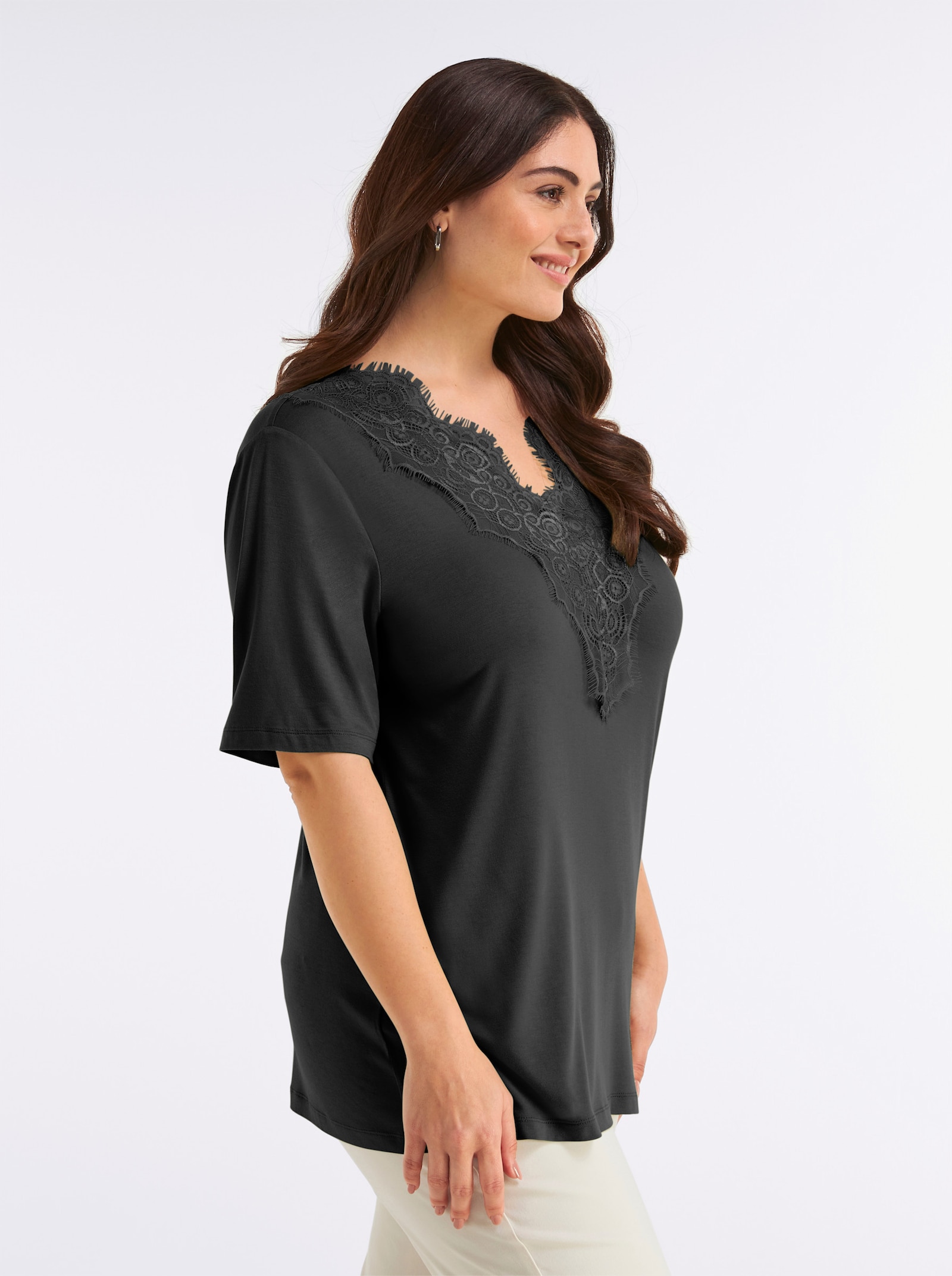 sheego Spitzenshirt mit beidseitigem, tiefem V - schwarz