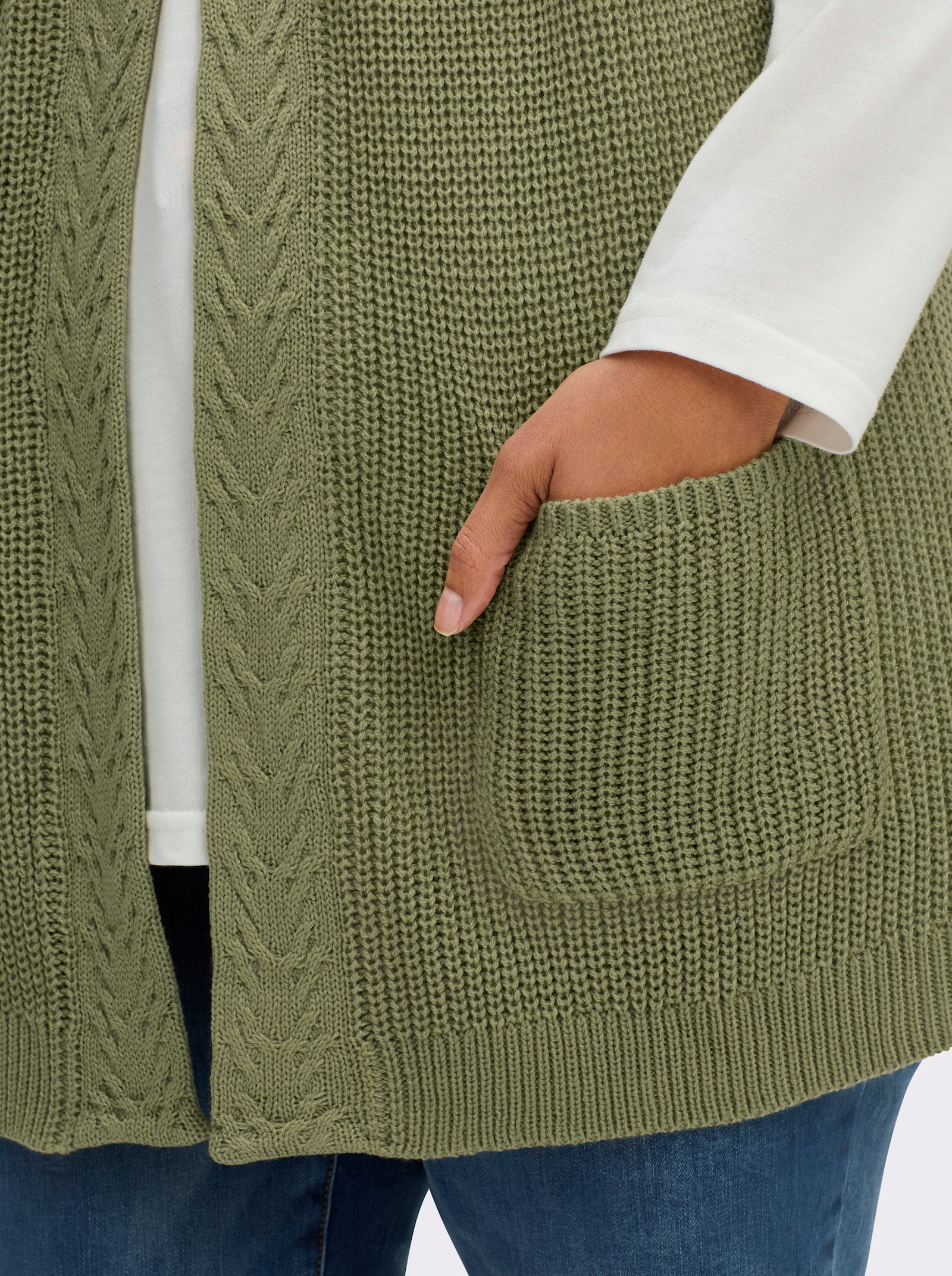 Strickweste mit Zopfmuster vorne - schilf