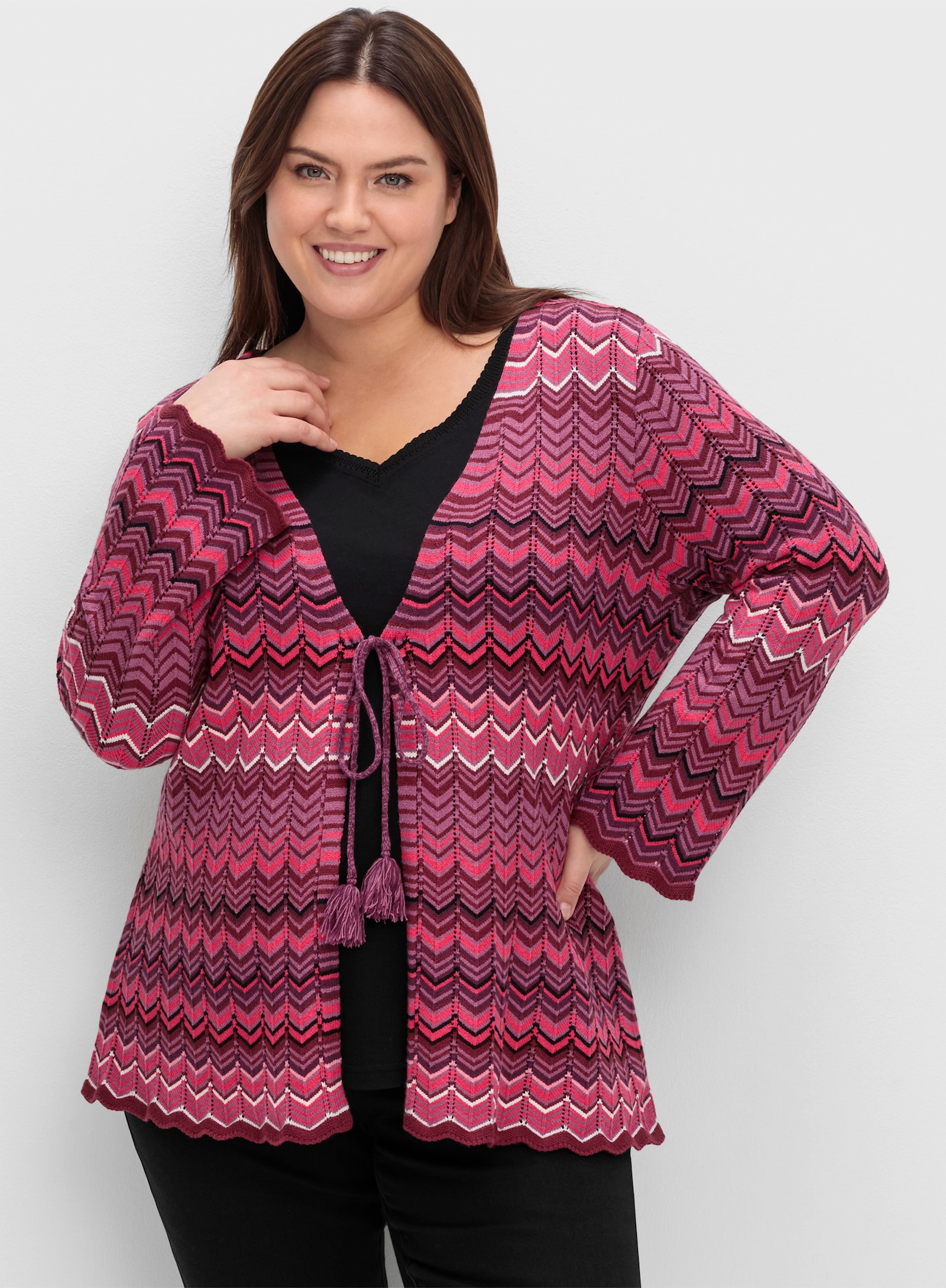 sheego Strickjacke mit Trompetenärmeln, im Zickzackmuster - weinrot-gemustert