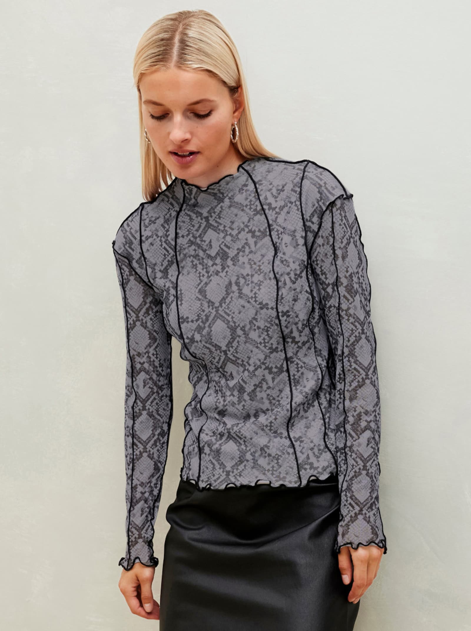 Stehkragenshirt in bedruckter Mesh-Qualität - schwarz-gemustert