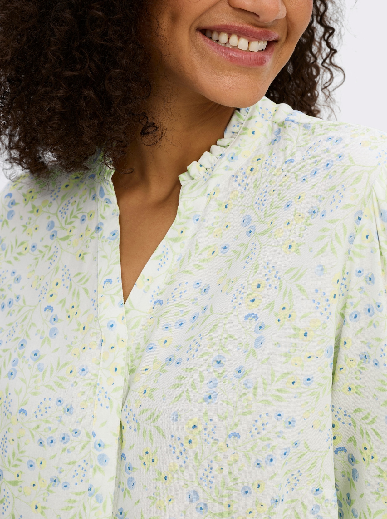 sheego Bluse mit Stehkragen und Smokbund am Ärmel - ecru-eisblau-gemustert