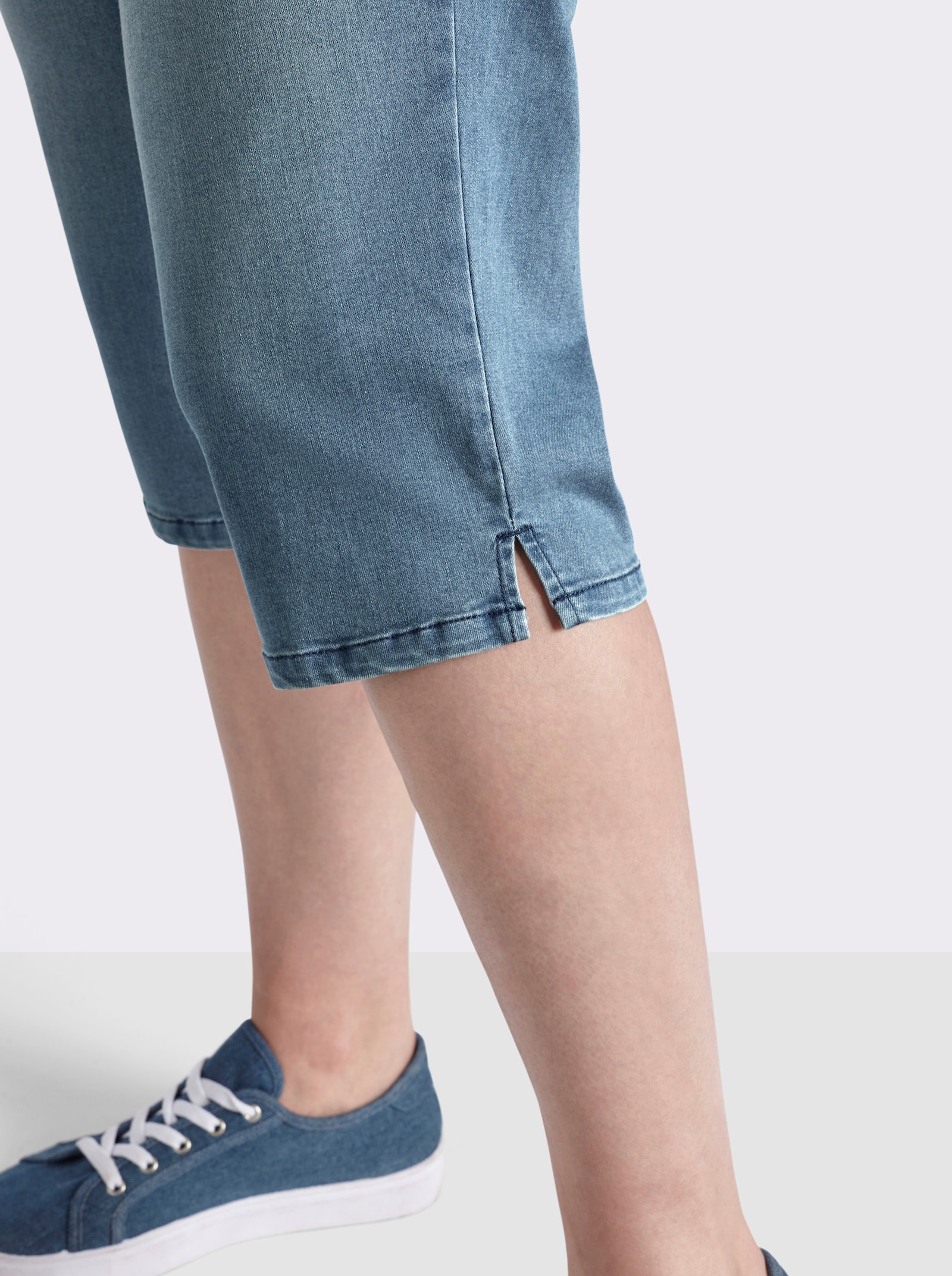 sheego Caprijeans mit breitem Rundumdehnbund - blue-bleached