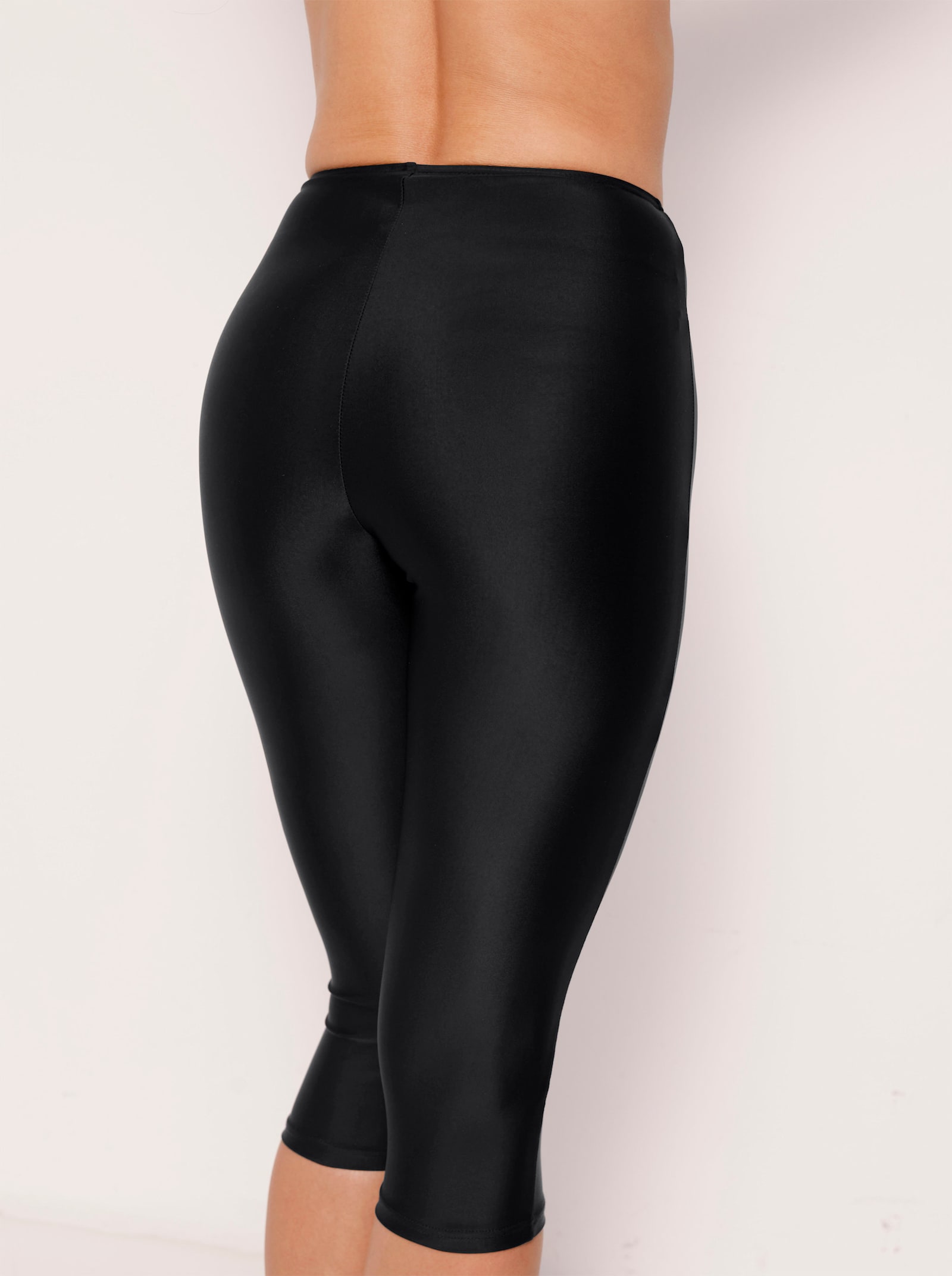 Bade-Capri mit Rundum-Dehnbund - schwarz