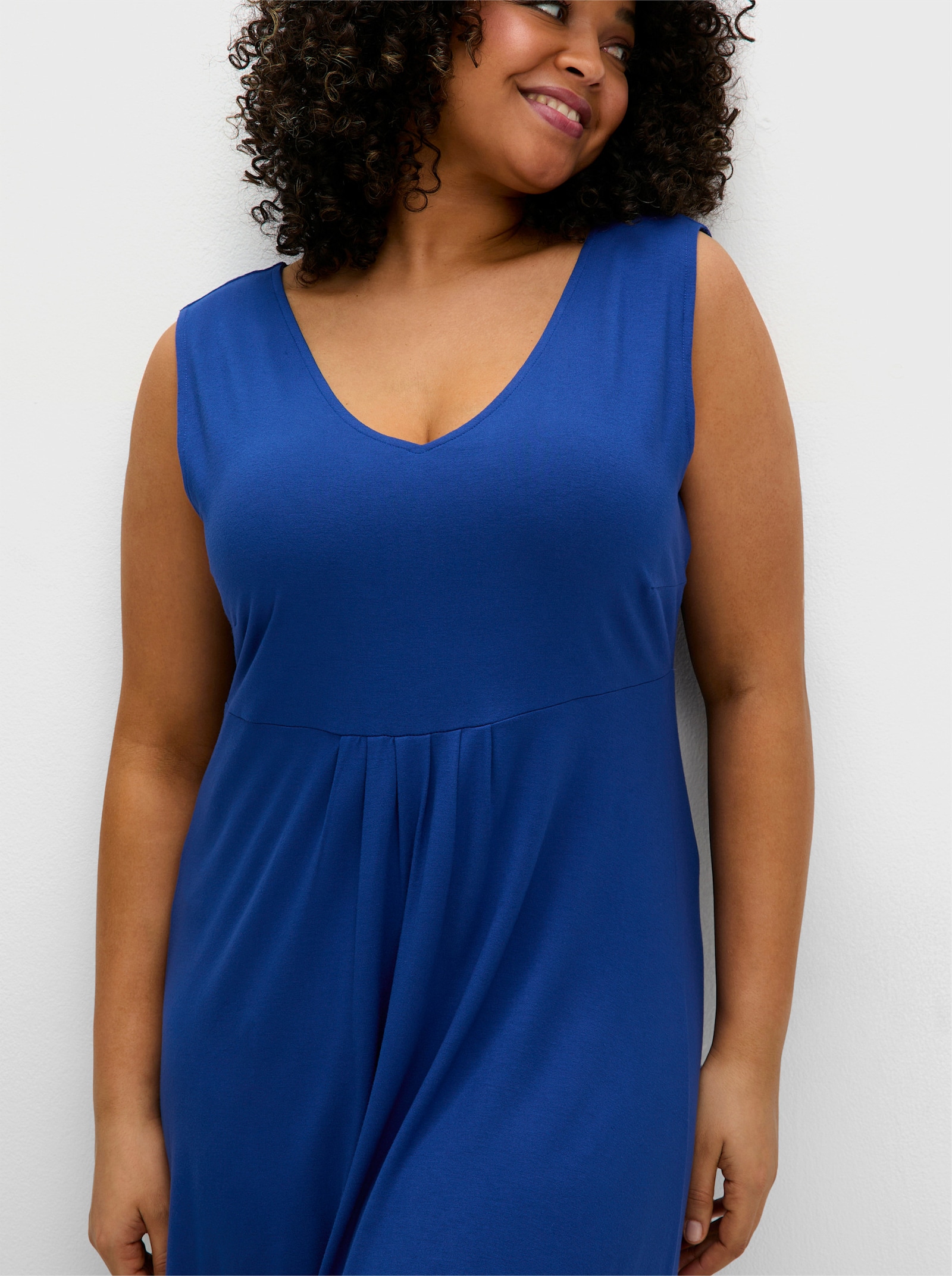 sheego Jerseyjurk met rimpeling voor, mouwloos - bosbes