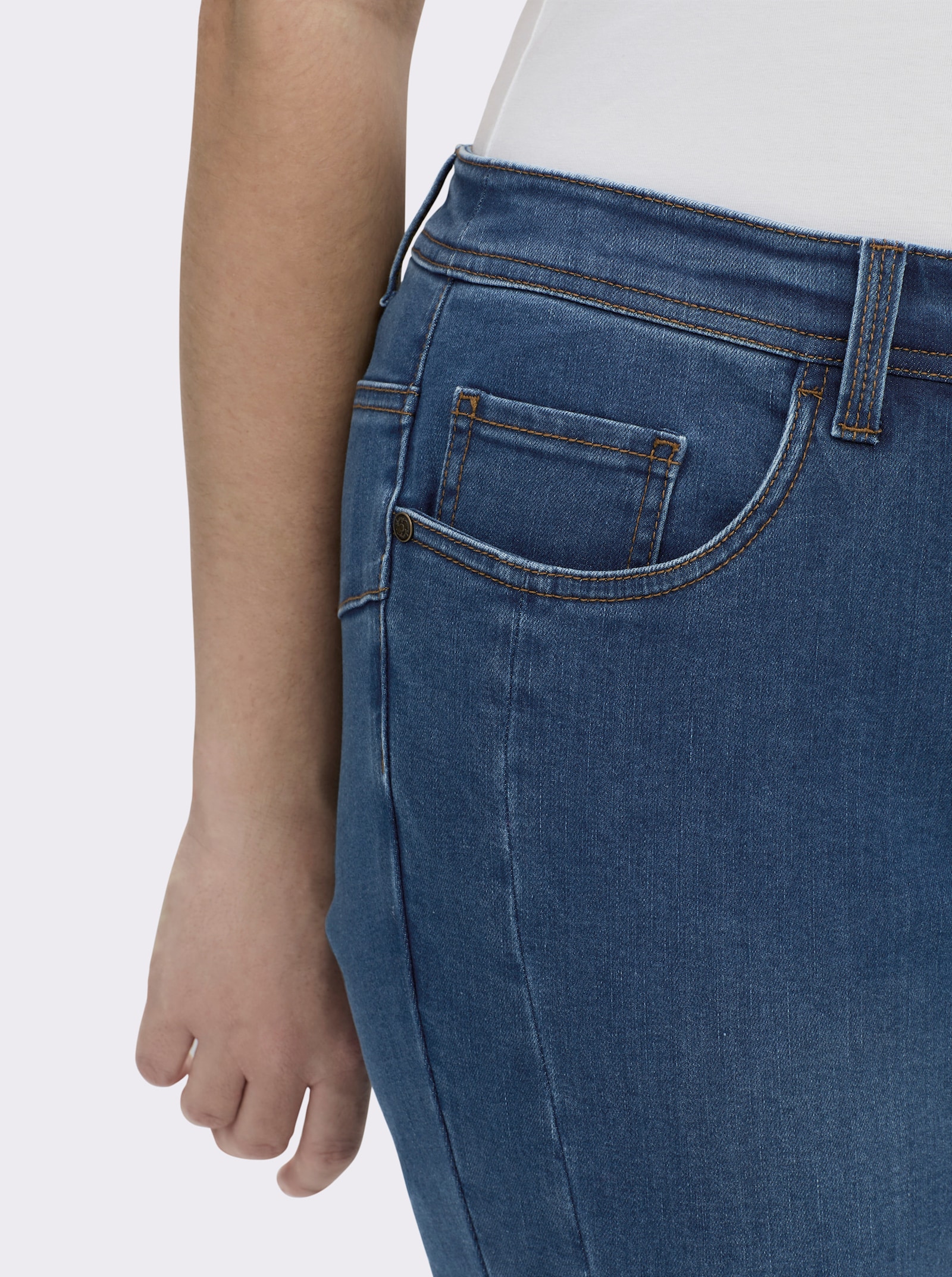 sheego Jeans in 5-Pocket-Form und leichter Waschung - blue-stone-washed