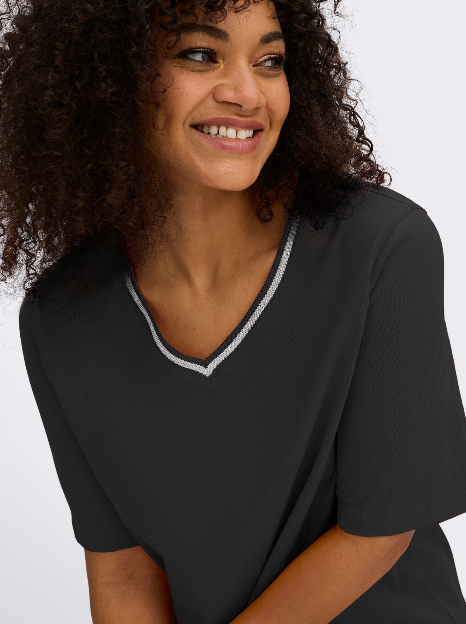 sheego V-Shirt mit Glitzergarn-Streifen - schwarz