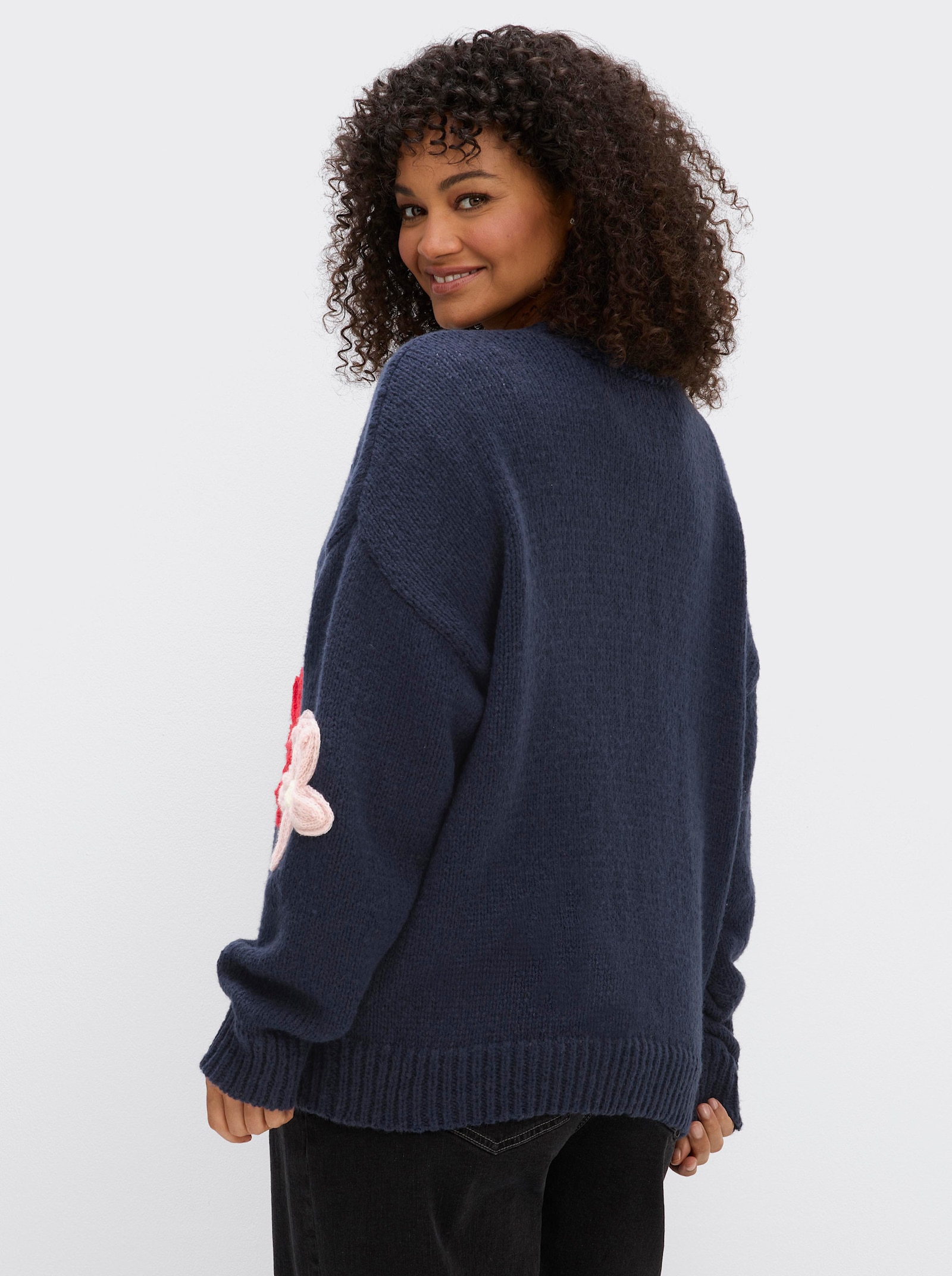 sheego by Joe Browns Strickjacke mit aufgesetzten Blüten - tiefblau-ecru