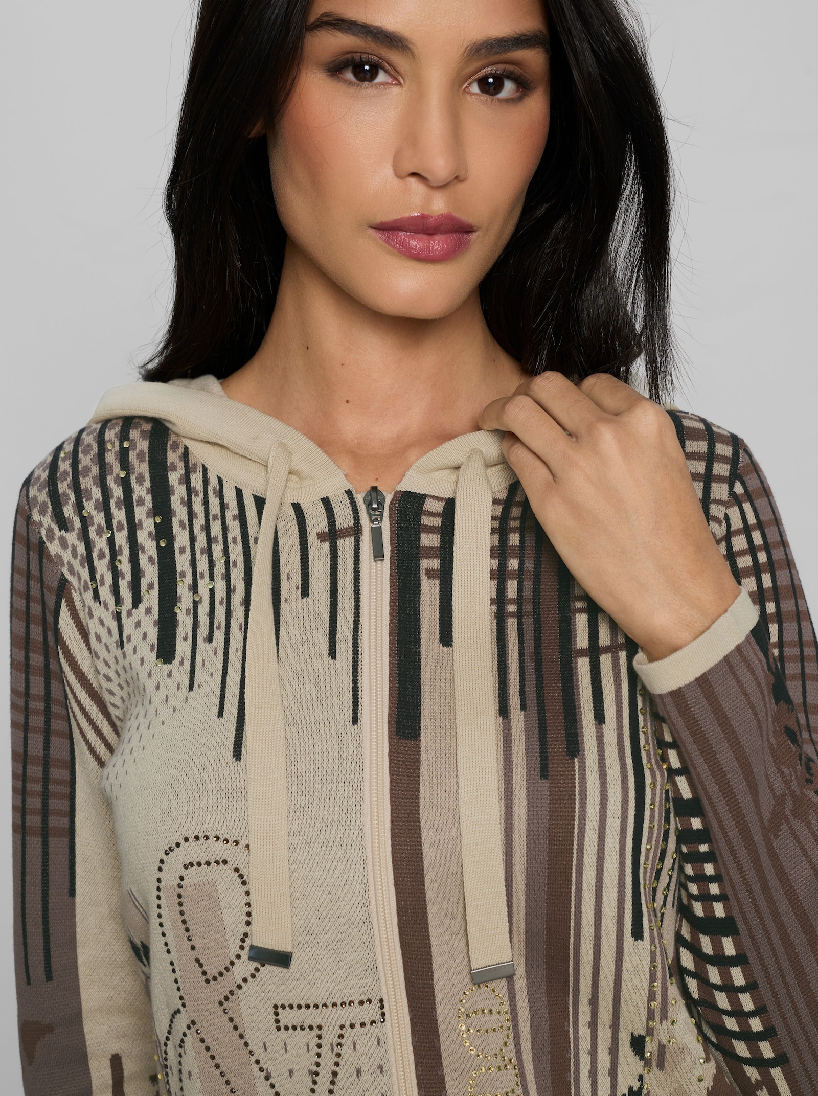 heine Kapuzenstrickjacke mit Ziersteinchen - sand-schwarz-bedruckt