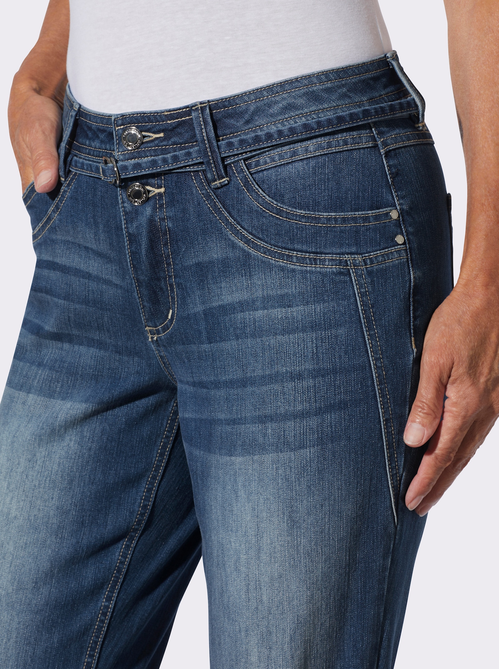 Jeans mit schmalem Gürtel - blue-stone-washed
