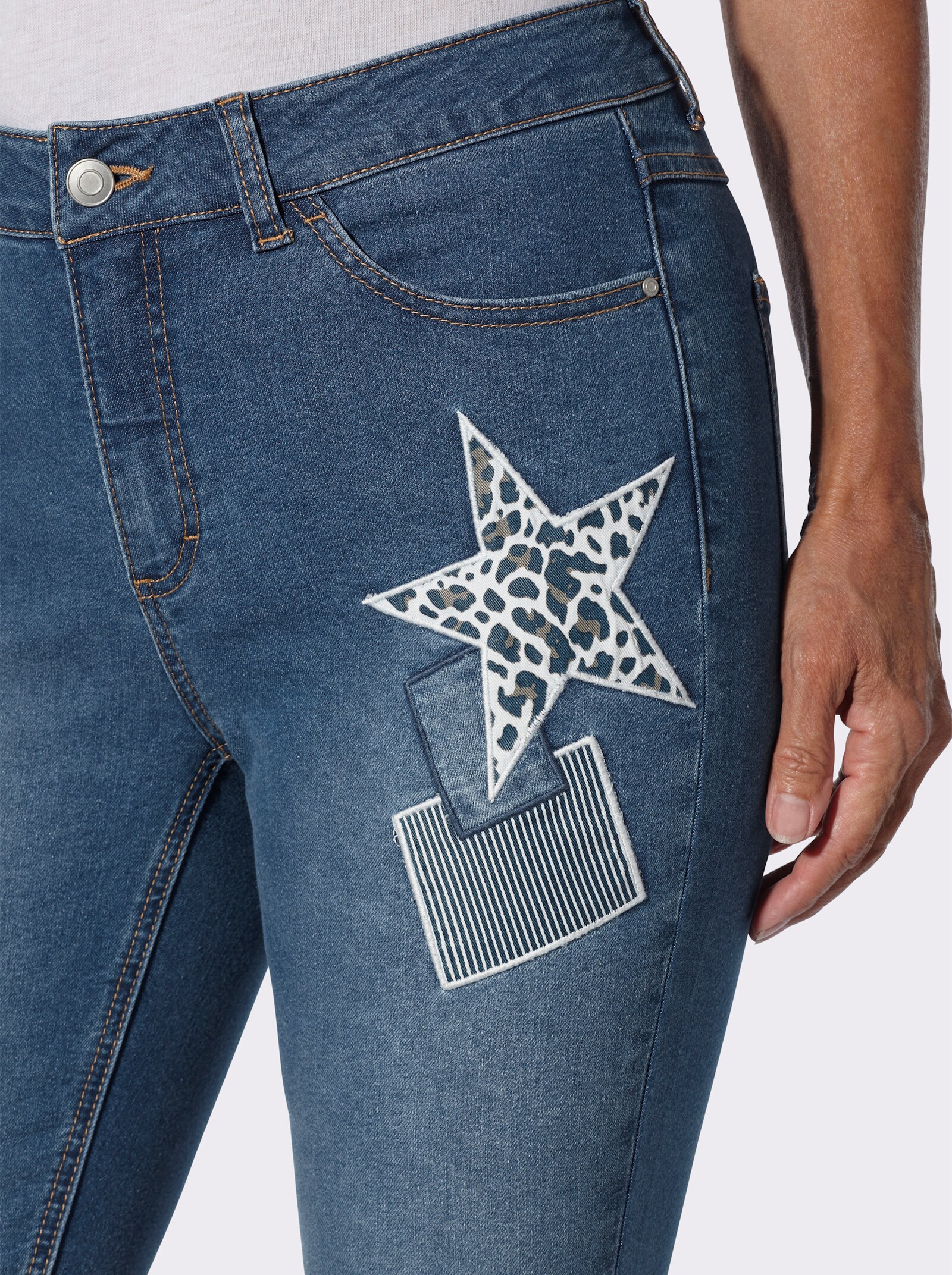 Jeans mit Patches - blue-bleached