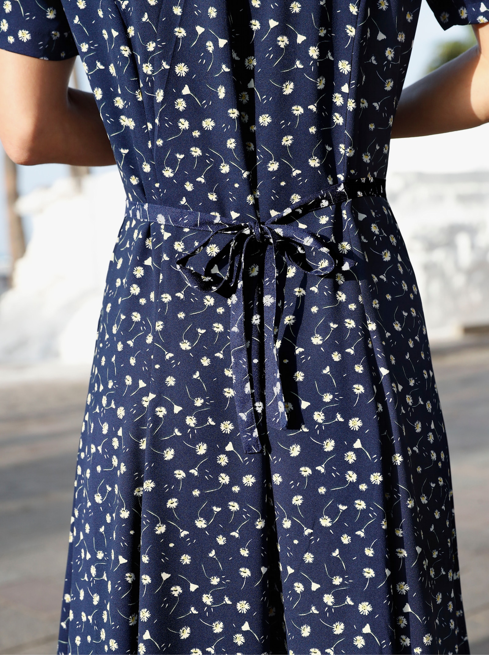 Sommerkleid mit Bindebändern, figurumspielend - marine-geblümt