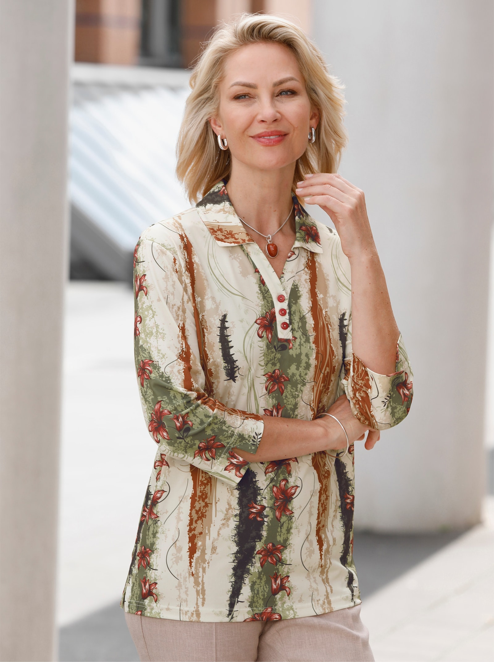 Poloshirt mit Seitenschlitzen - schilf-camel-bedruckt