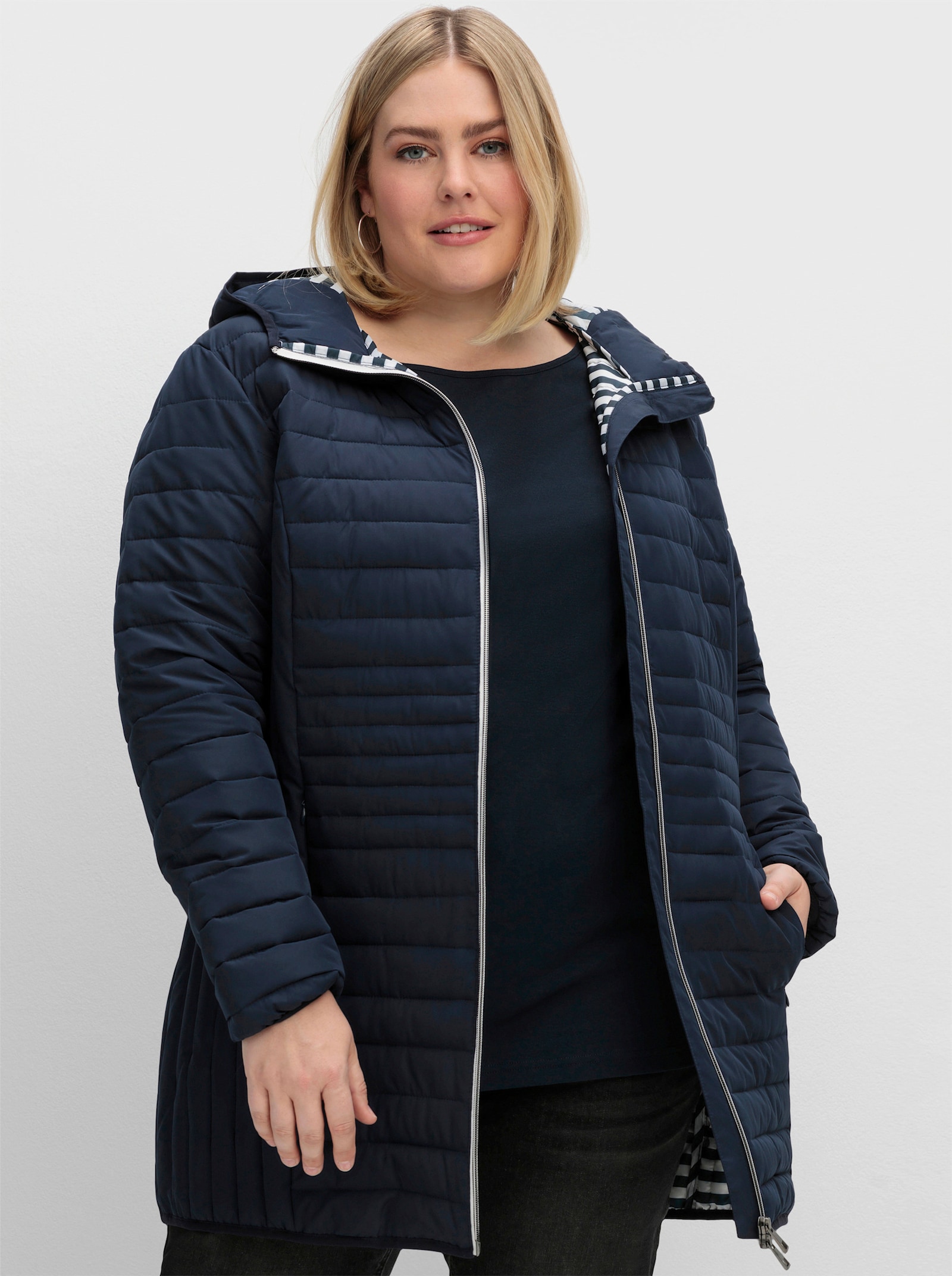 sheego Steppjacke mit gestreiftem Innenfutter, in Longform - nachtblau