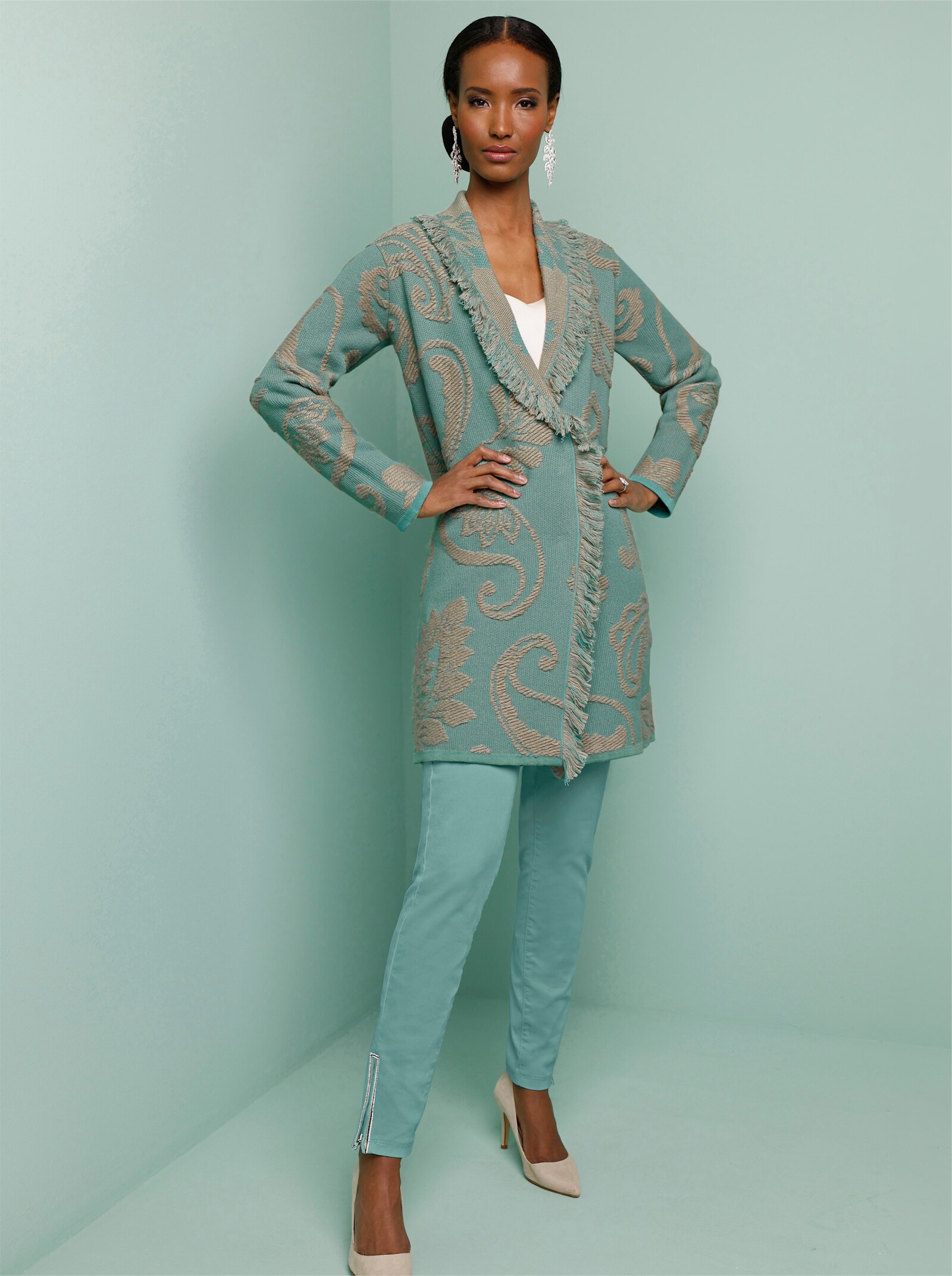 Cardigan mit zweifarbigen Fransen - salbei-beige-gemustert