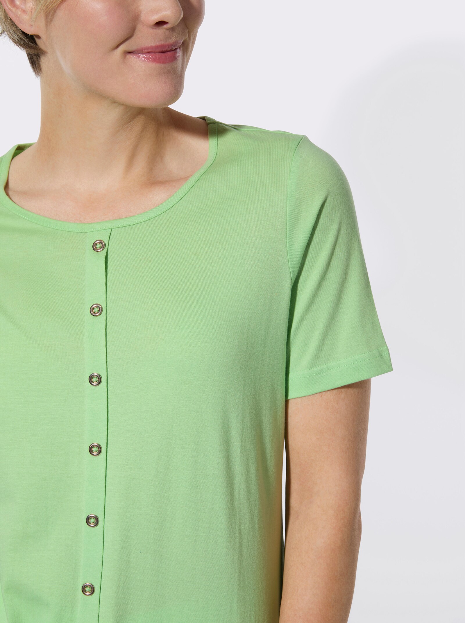 Kurzarmshirt mit Zierknöpfen - reseda