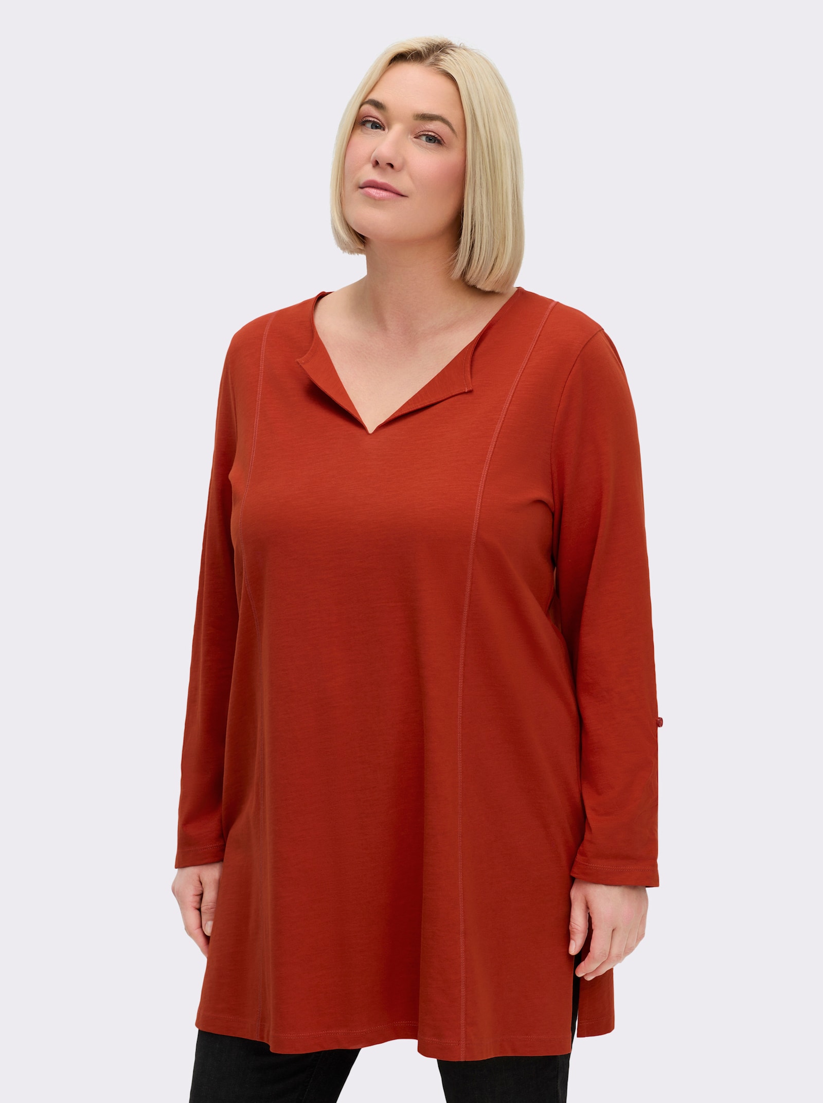 sheego Longshirt mit V-Schlitz und Krempelärmeln - rostrot