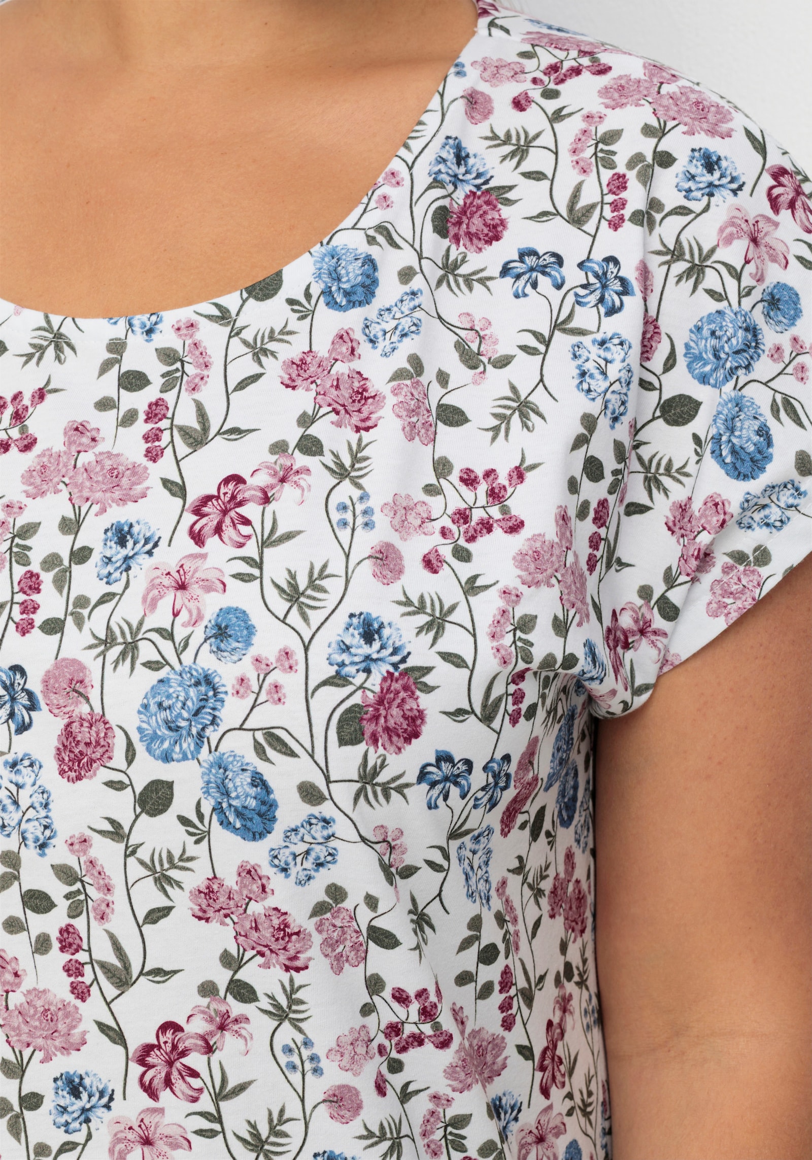 Kurzarmshirt mit überschnittenen Schultern - weiß-bedruckt