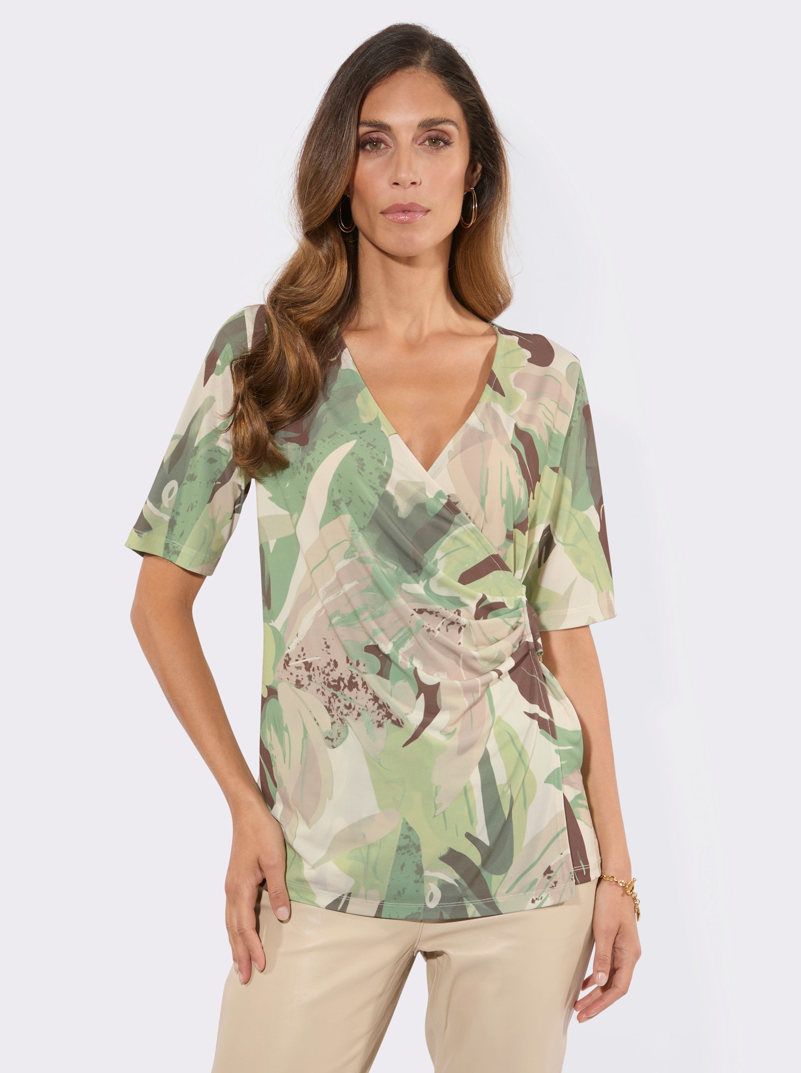Wickelshirt mit Zierspange - pistazie-sand-bedruckt