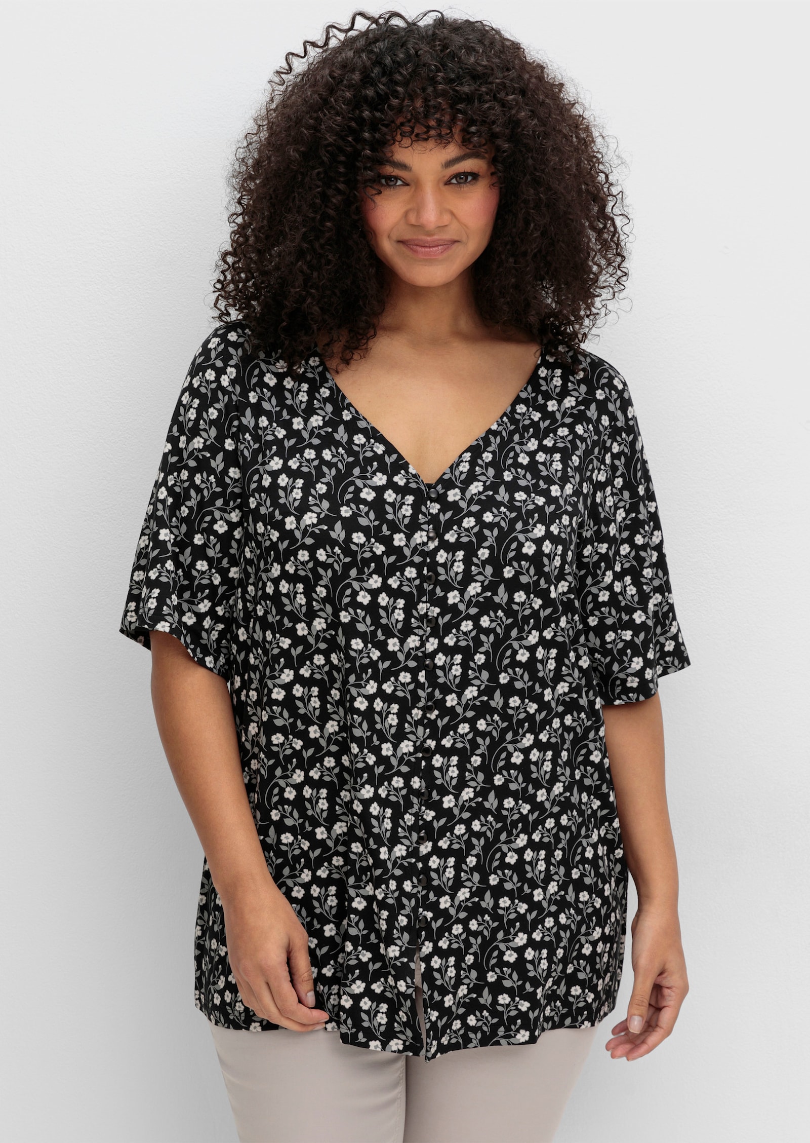 sheego Shirt mit Blümchenprint und Knopfleiste - schwarz-gemustert