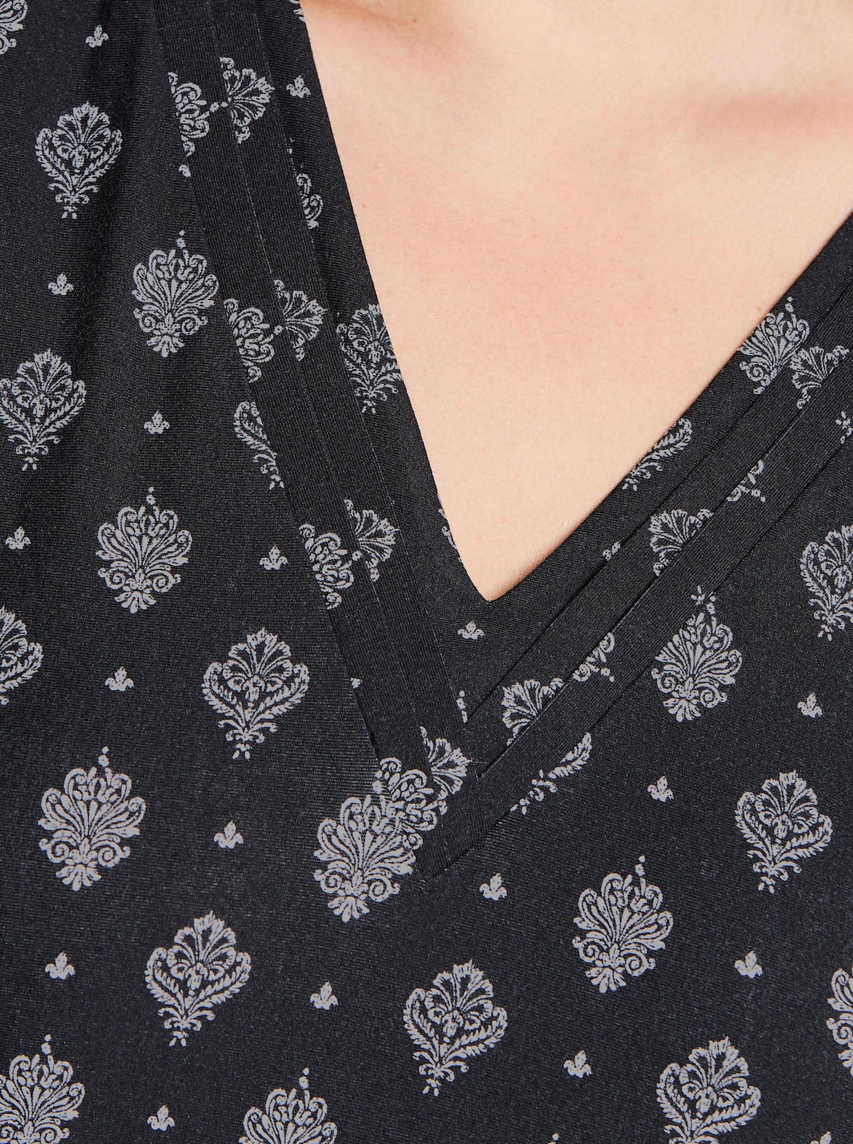 sheego Jerseykleid mit Ornamentprint, in A-Linie - schwarz-ecru-bedruckt