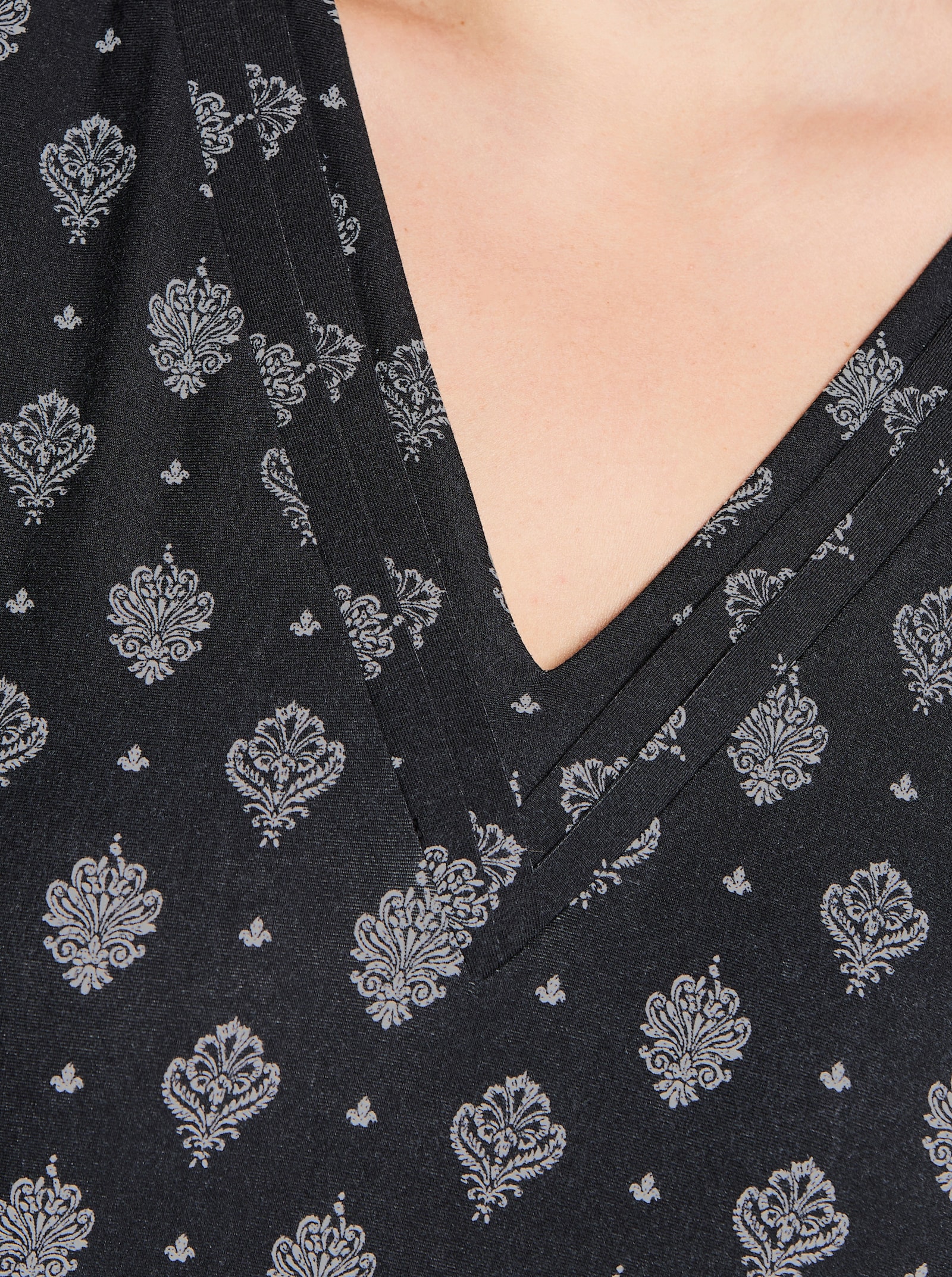 sheego Jerseykleid mit Ornamentprint, in A-Linie - schwarz-ecru-bedruckt