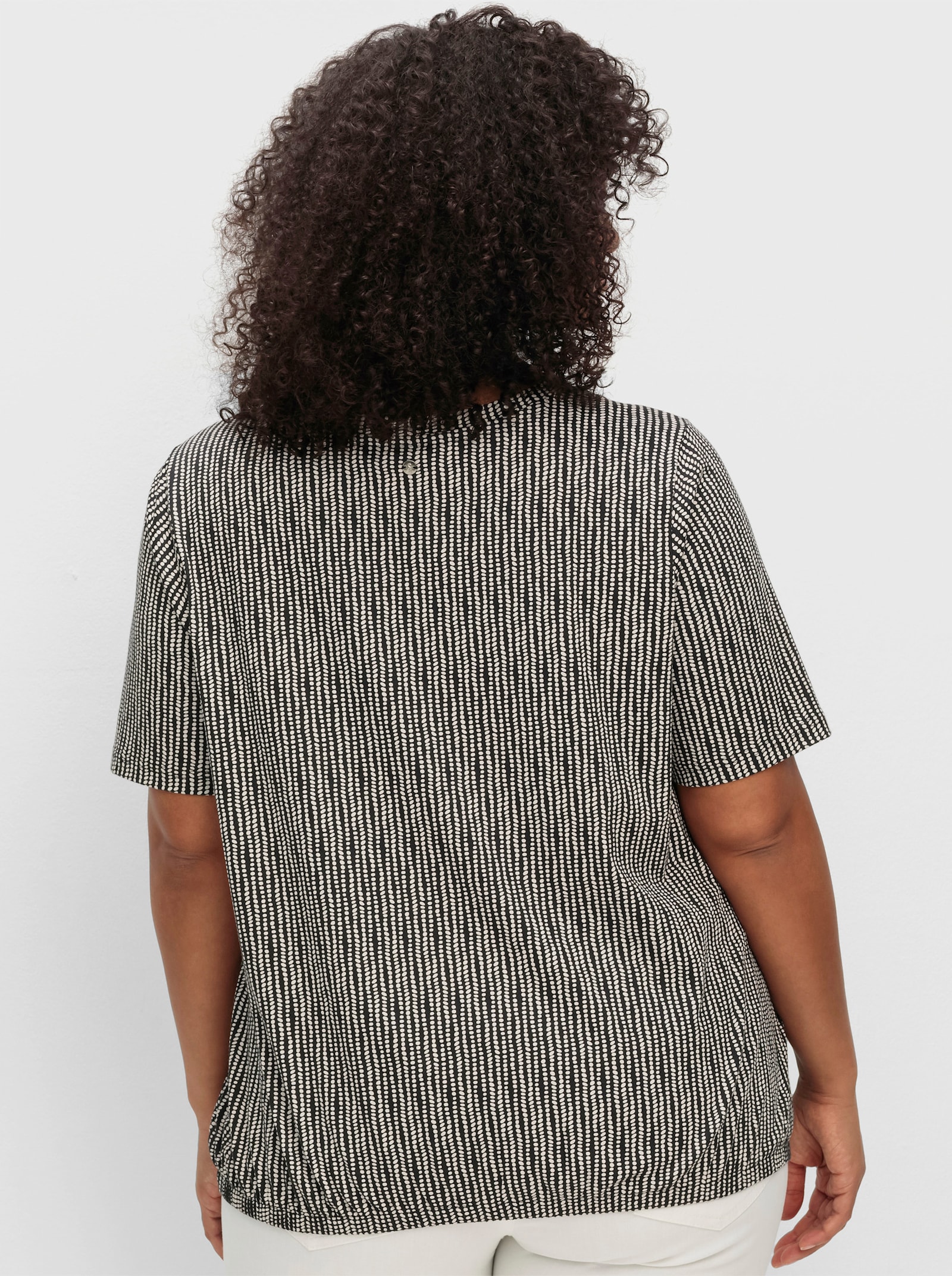 sheego Kurzarmshirt mit Minimal-Alloverdruck und Gummizugbund - schwarz-gemustert