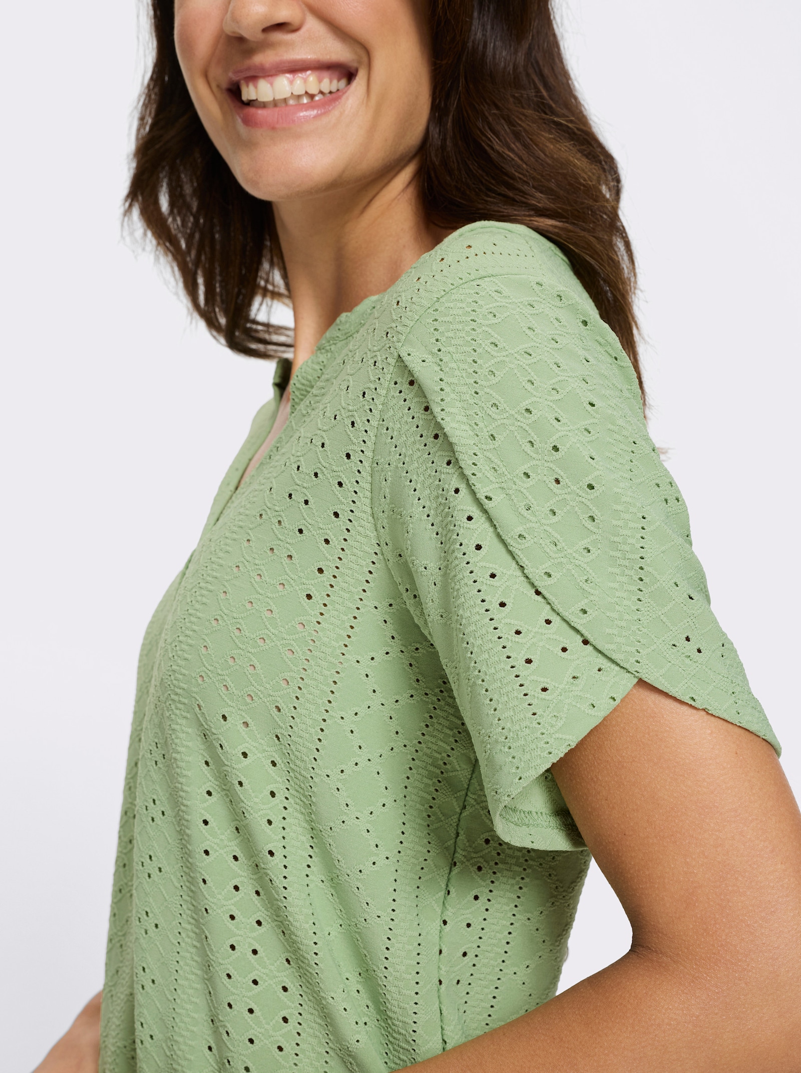 Kurzarmshirt mit Lochstickerei allover - eucalyptus