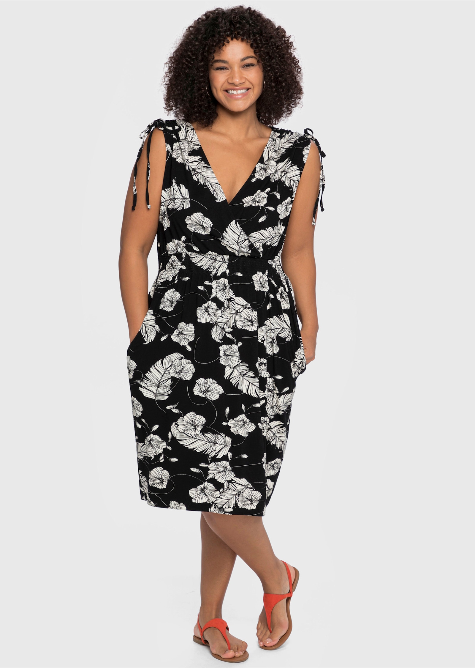 sheego Strandkleid mit Blumenprint, in Wickeloptik - schwarz-weiß