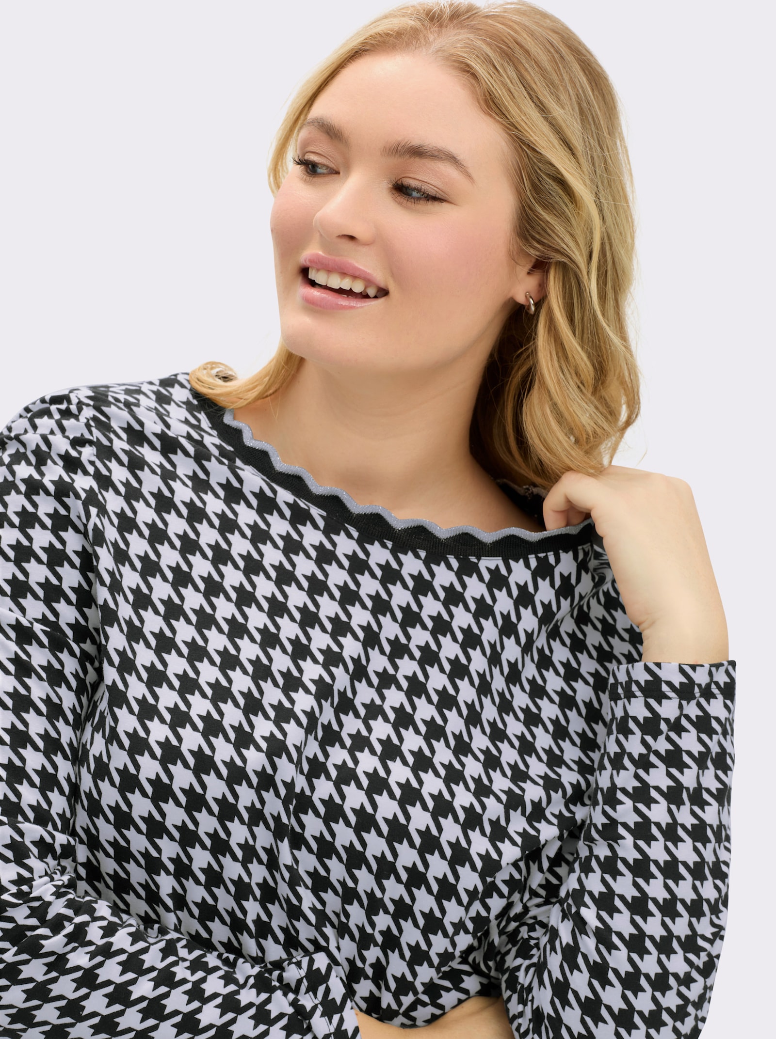 Rundhalsshirt mit Hahnentritt-Muster - schwarz-weiß-gemustert
