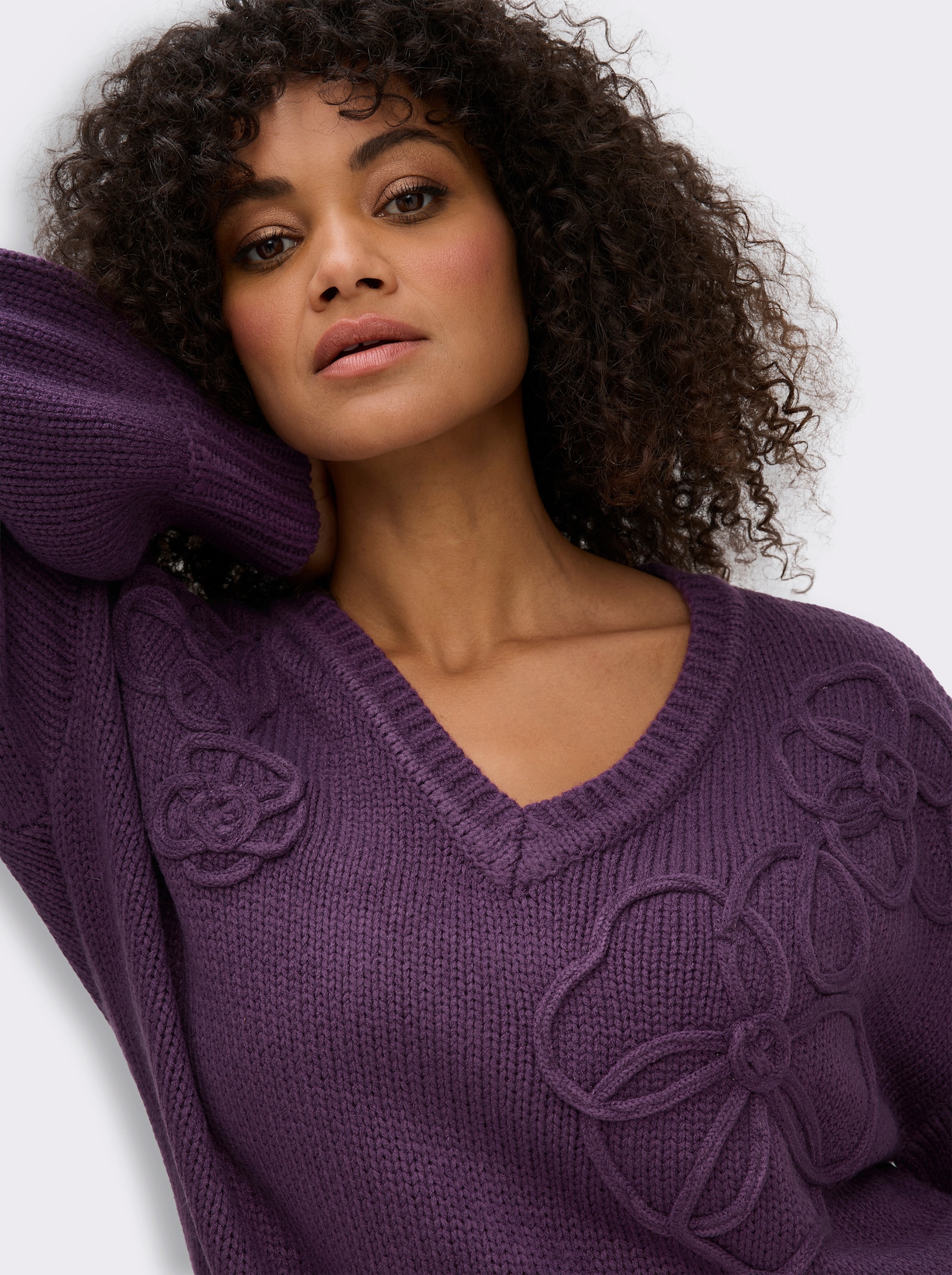 sheego V-Ausschnitt-Pullover mit Blumen-Kordelstickereien - traube