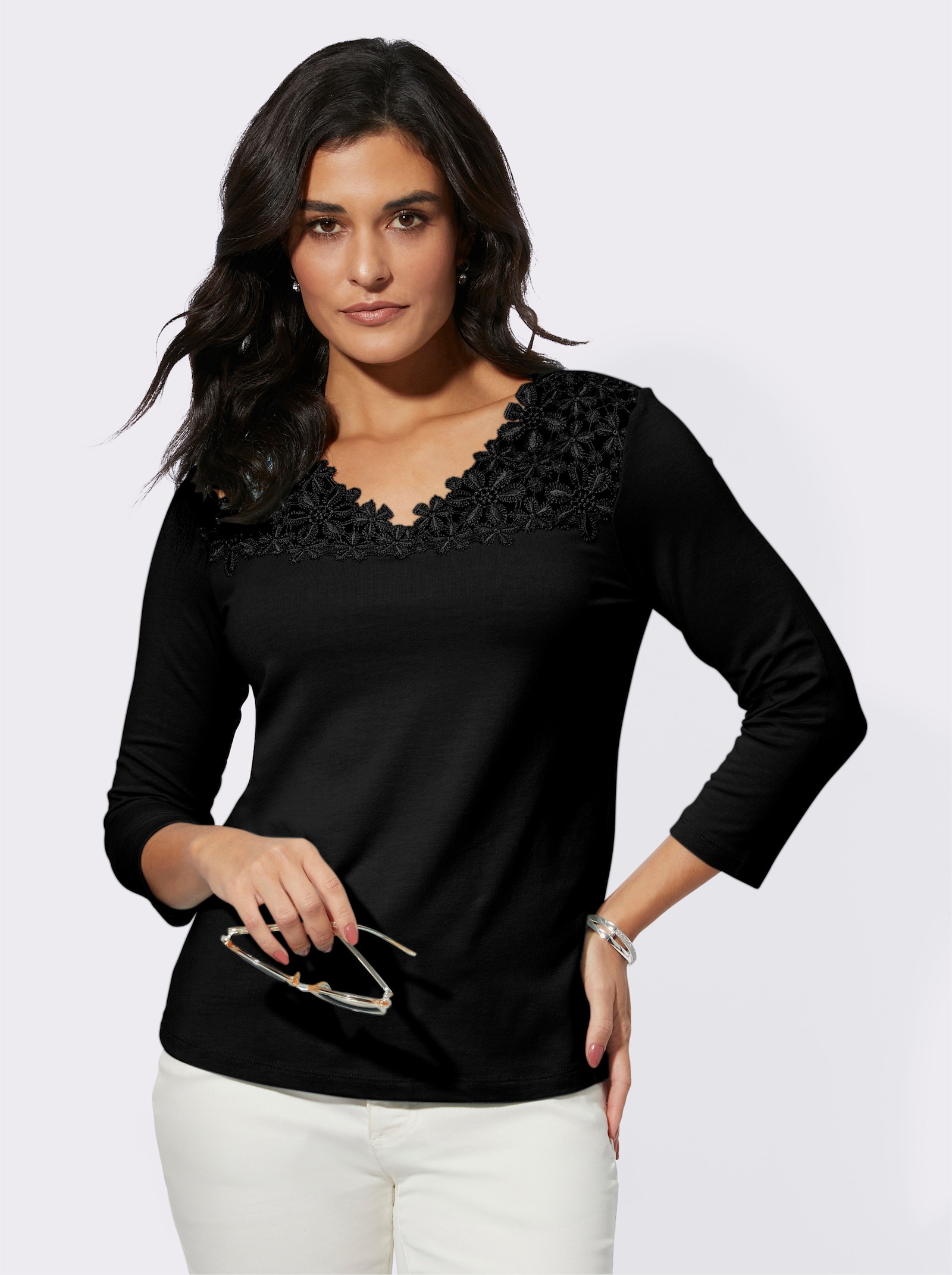V-Shirt mit Blütenspitze - schwarz