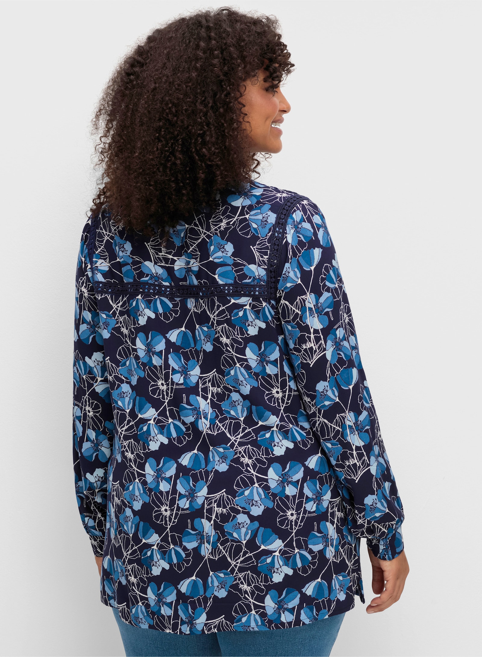sheego Druckbluse mit Spitzenborten - marine-gemustert